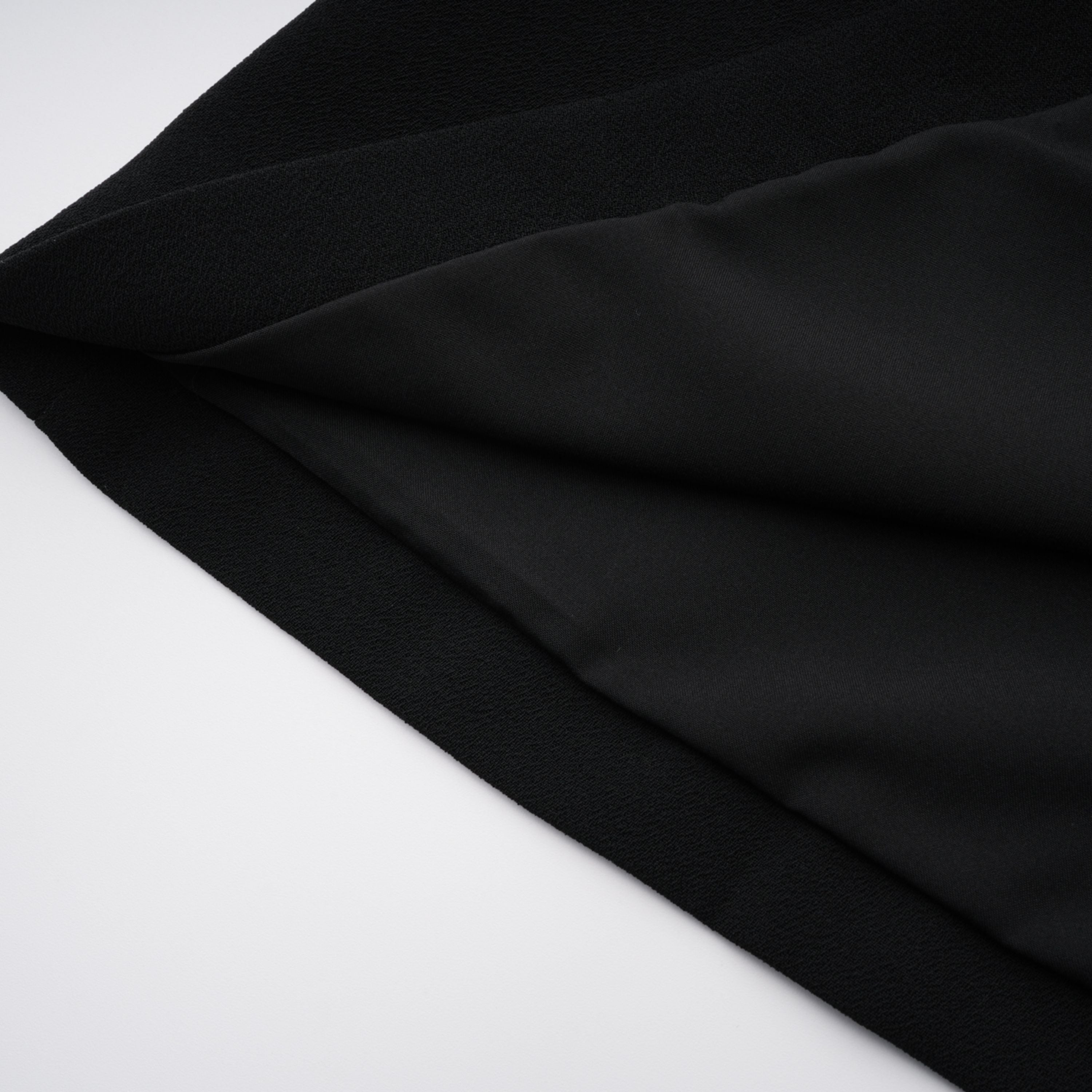 Vestido de noche maxi negro de novia con bordados y caída en línea de campana, estilo elegante y sofisticado.