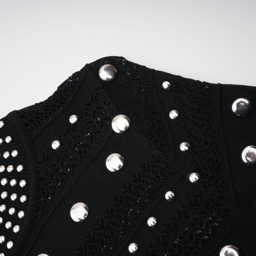 Vestido largo de manga larga de crochet con tachuelas en color negro de la marca Bridal, diseñado por Chloé.