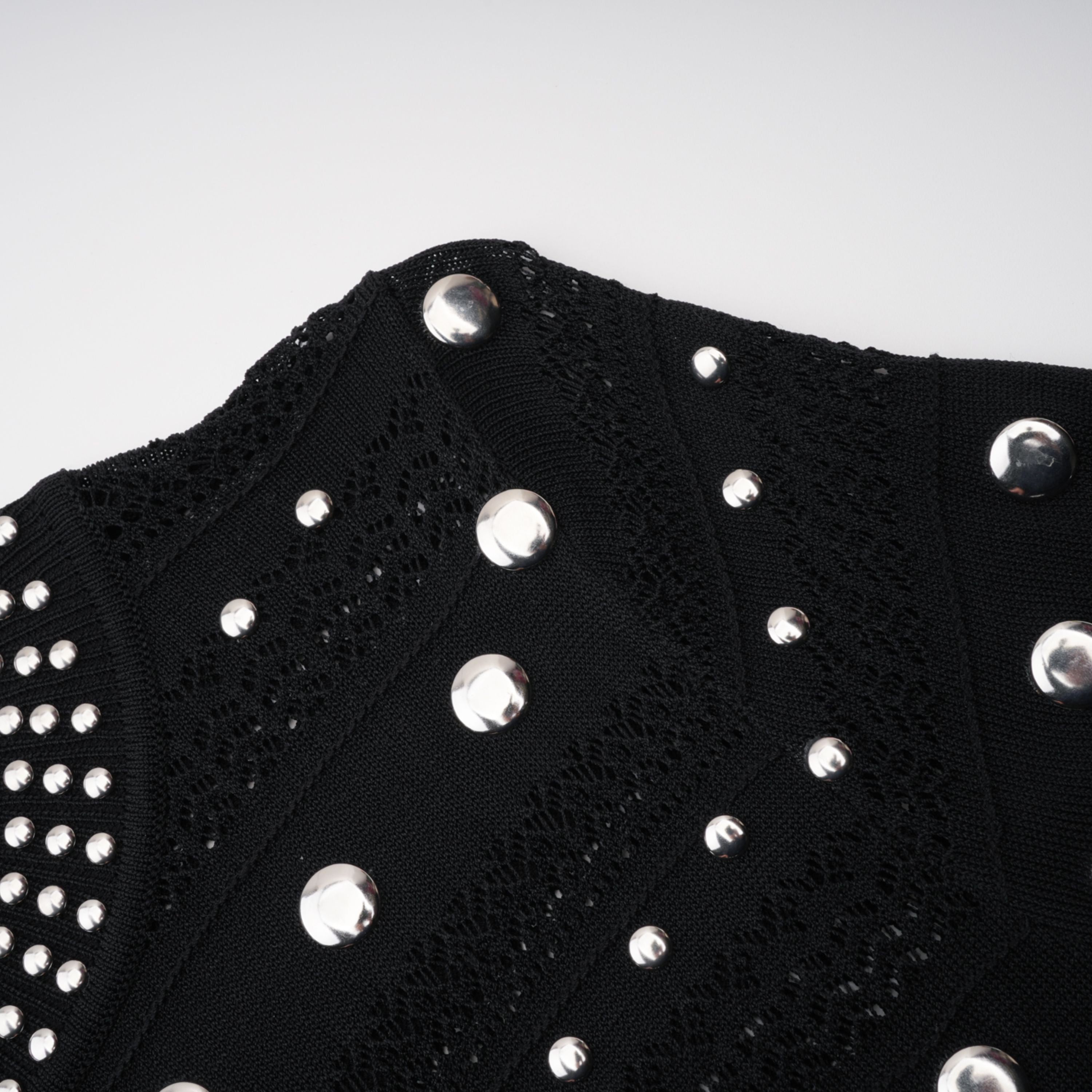 Vestido largo de manga larga de crochet con tachuelas en color negro de la marca Bridal, diseñado por Chloé.