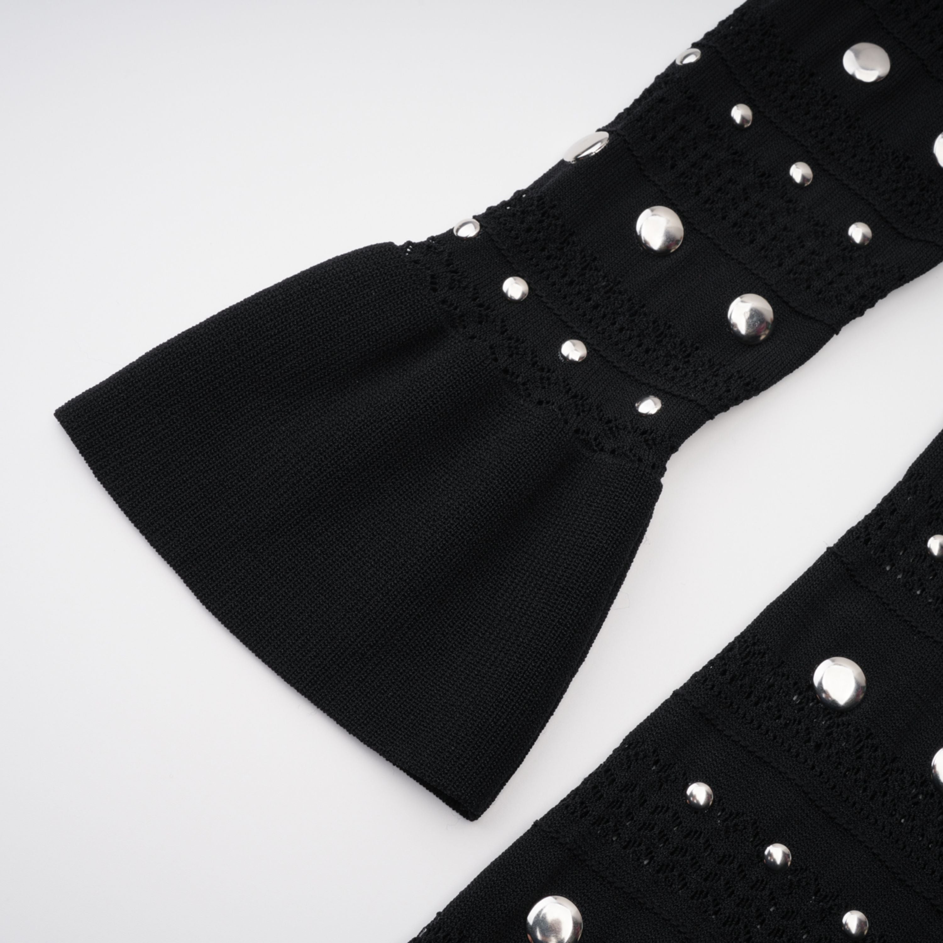 Vestido midi negro de encaje con manga larga y tachuelas de la marca Bridal, con tejido de ganchillo y detalles elegantes.