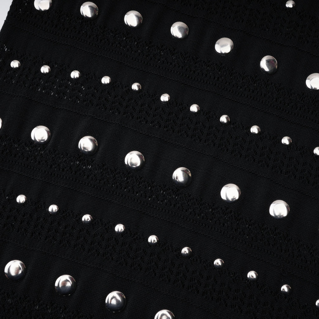 Vestido midi negro de encaje y crochet con manga larga y tachuelas de la marca Bridal, diseñado por Chloé.