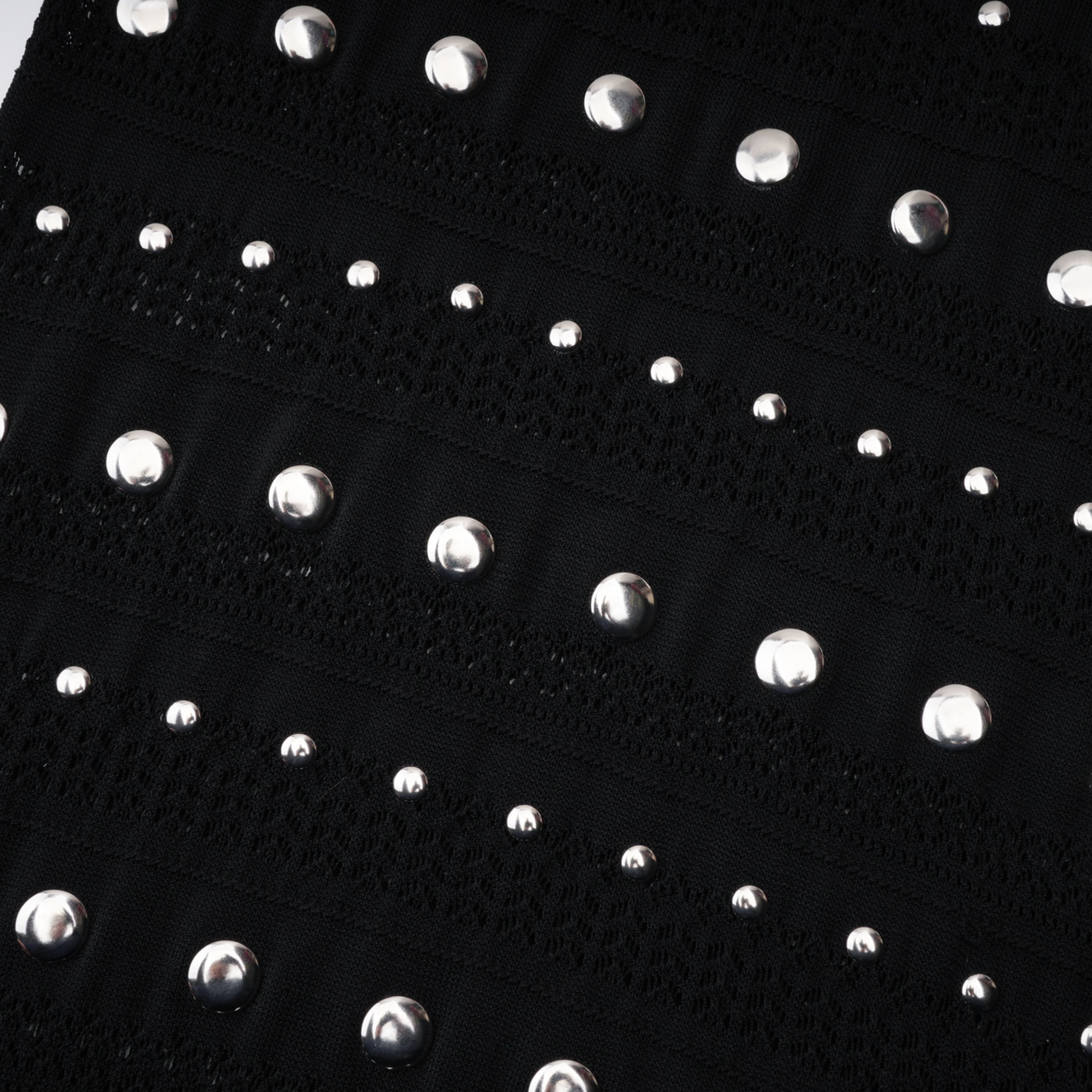 Vestido midi negro de encaje y crochet con manga larga y tachuelas de la marca Bridal, diseñado por Chloé.