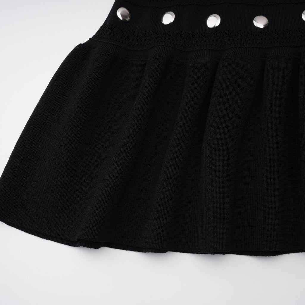 Vestido midi negro de novia de manga larga con bordados, crochet y tachuelas, diseñado por Bridal.