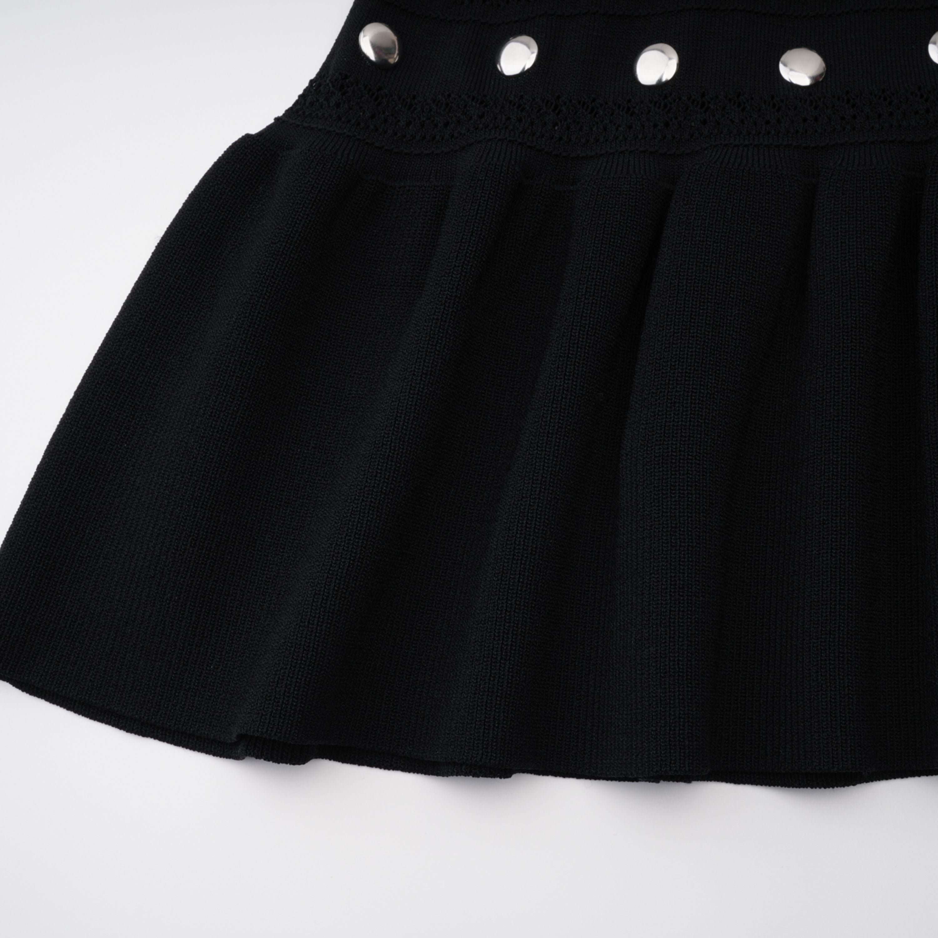 Vestido midi negro de novia de manga larga con bordados, crochet y tachuelas, diseñado por Bridal.