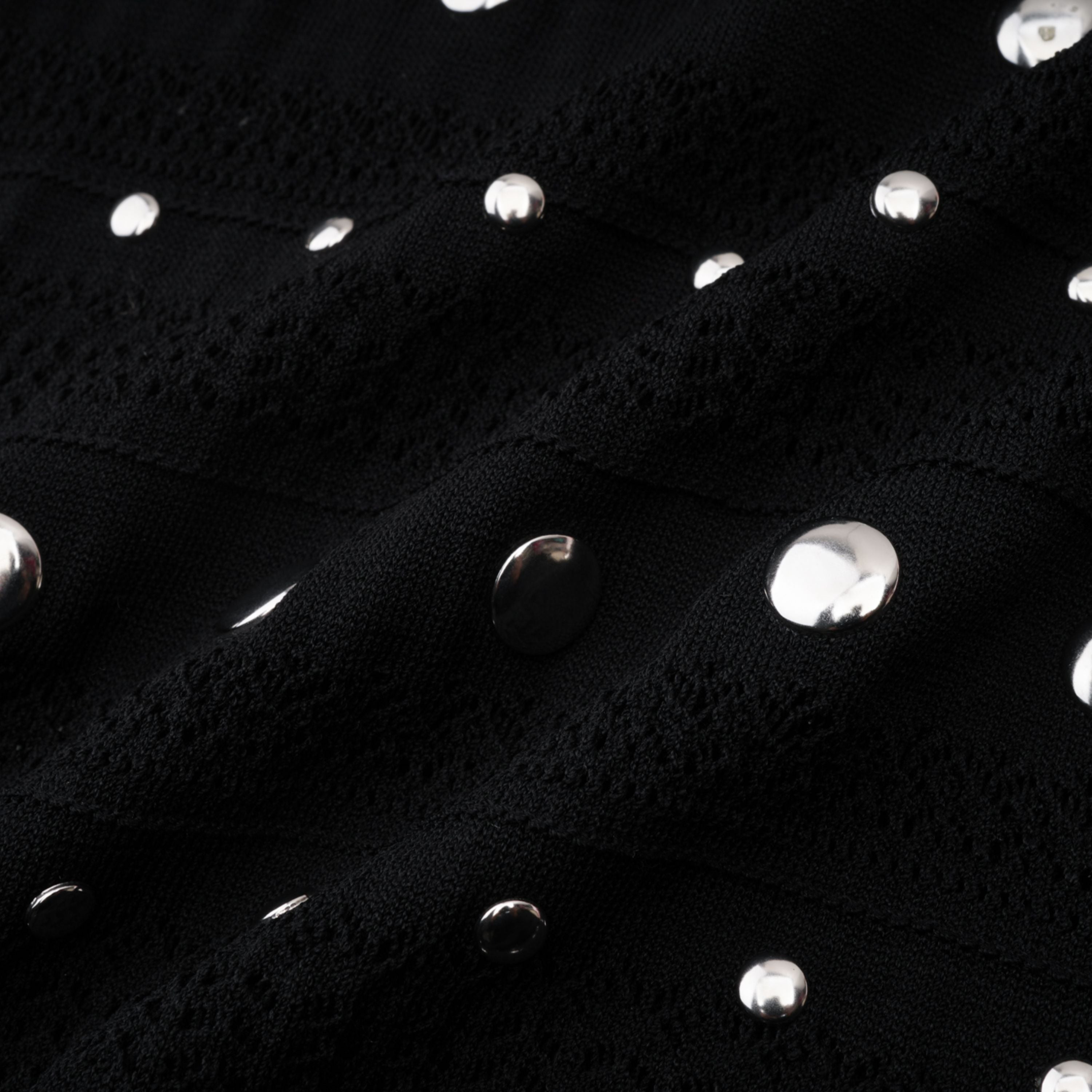 Vestido midi de punto de ganchillo con manga larga y tachuelas en color negro de la marca Bridal.