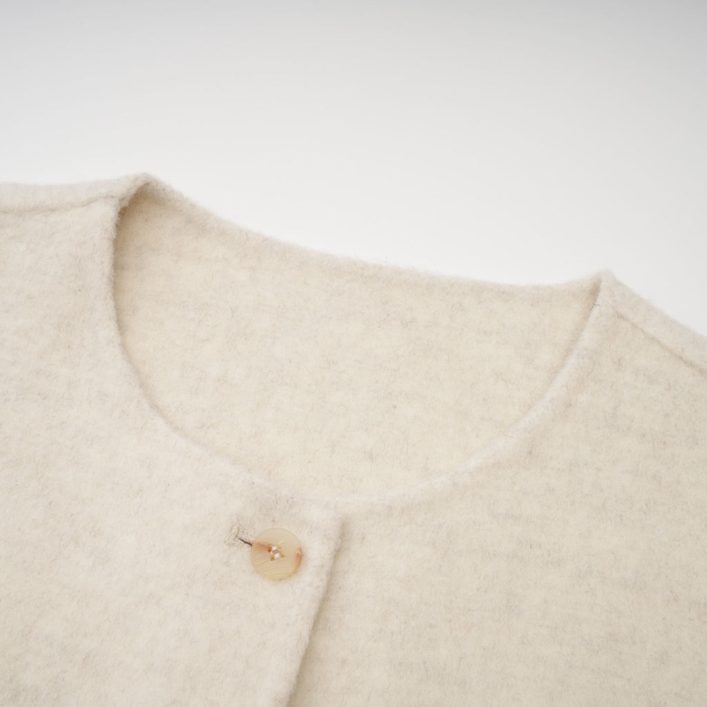 Abrigo blanco con cinturón y borde de piel de la marca Bridal, con diseño elegante y detalles cálidos para mujer.
