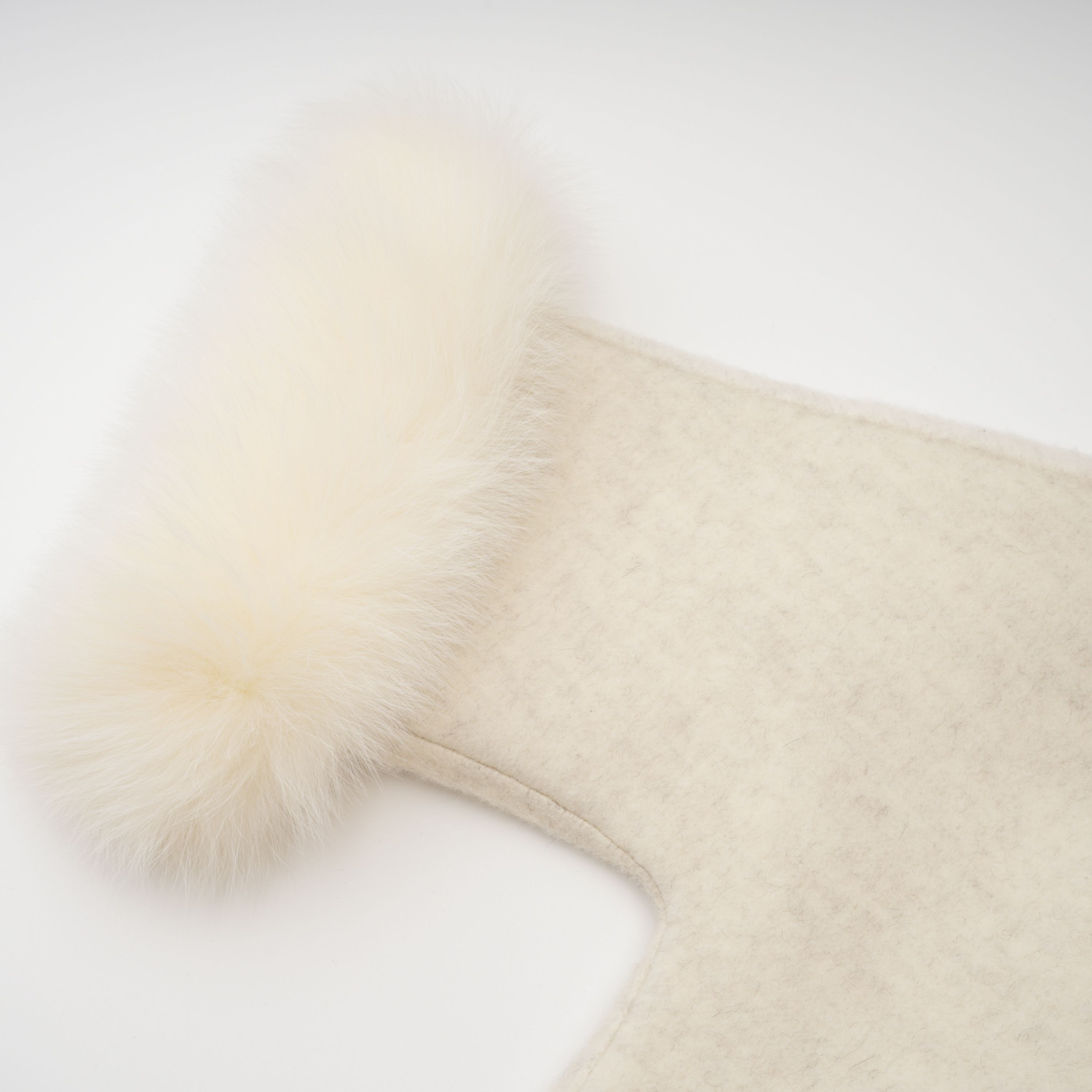 Abrigo de peluche blanco con cinturón y detalles de piel, marca Bridal, vista frontal en color blanco y diseño elegante.
