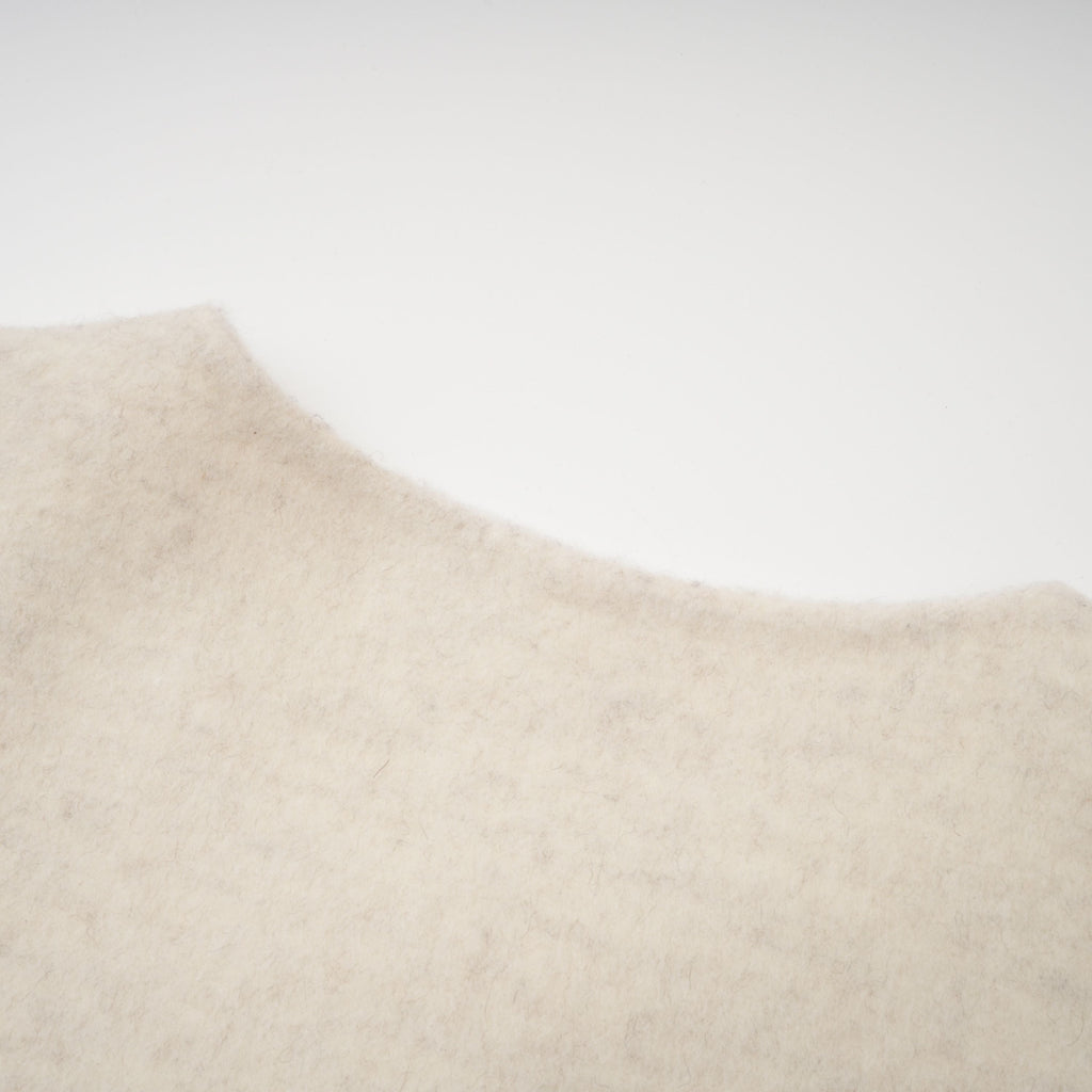 Abrigo blanco con cinturón y detalles de piel de la marca Bridal, con cierre y capucha visible en la imagen.