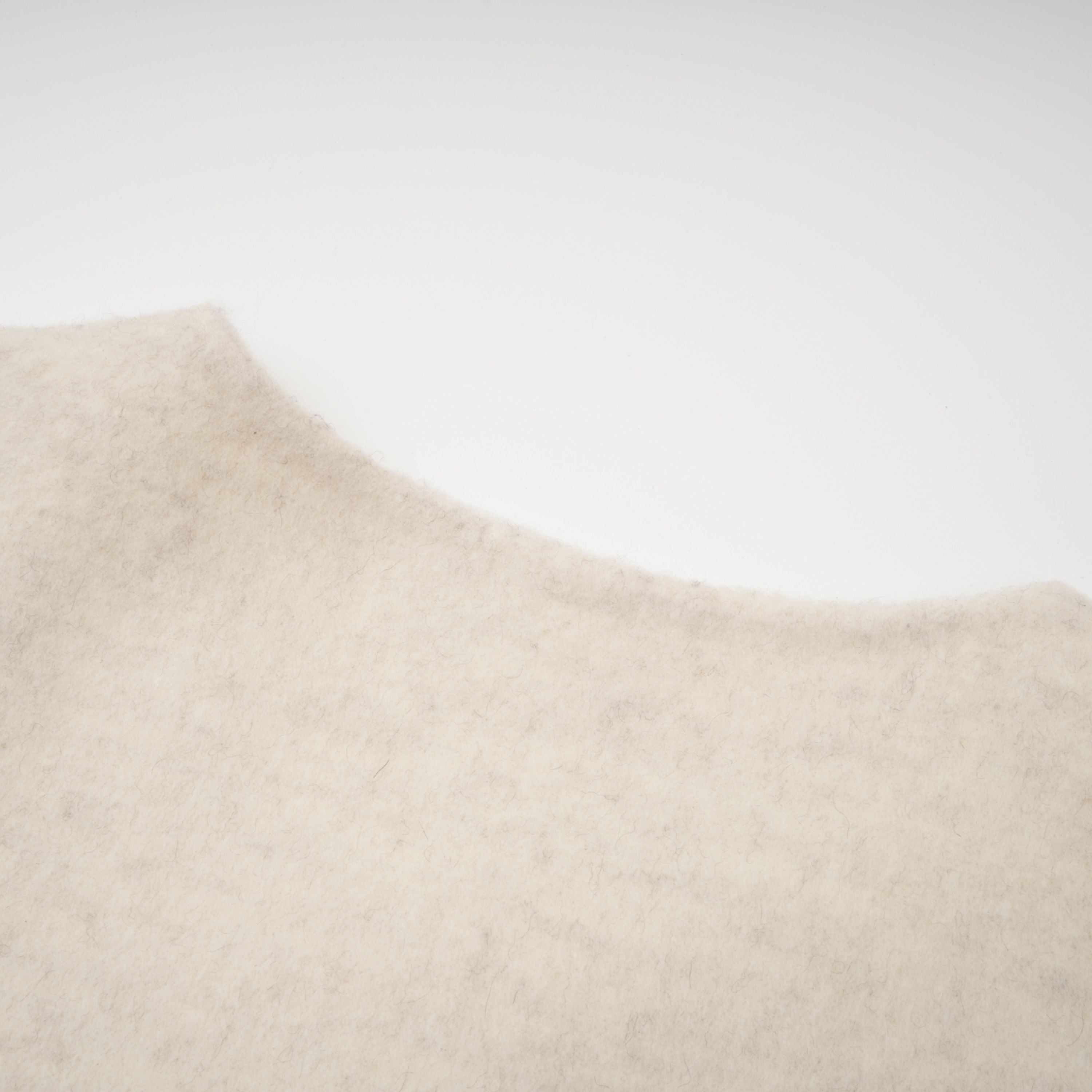 Abrigo blanco con cinturón y detalles de piel de la marca Bridal, con cierre y capucha visible en la imagen.