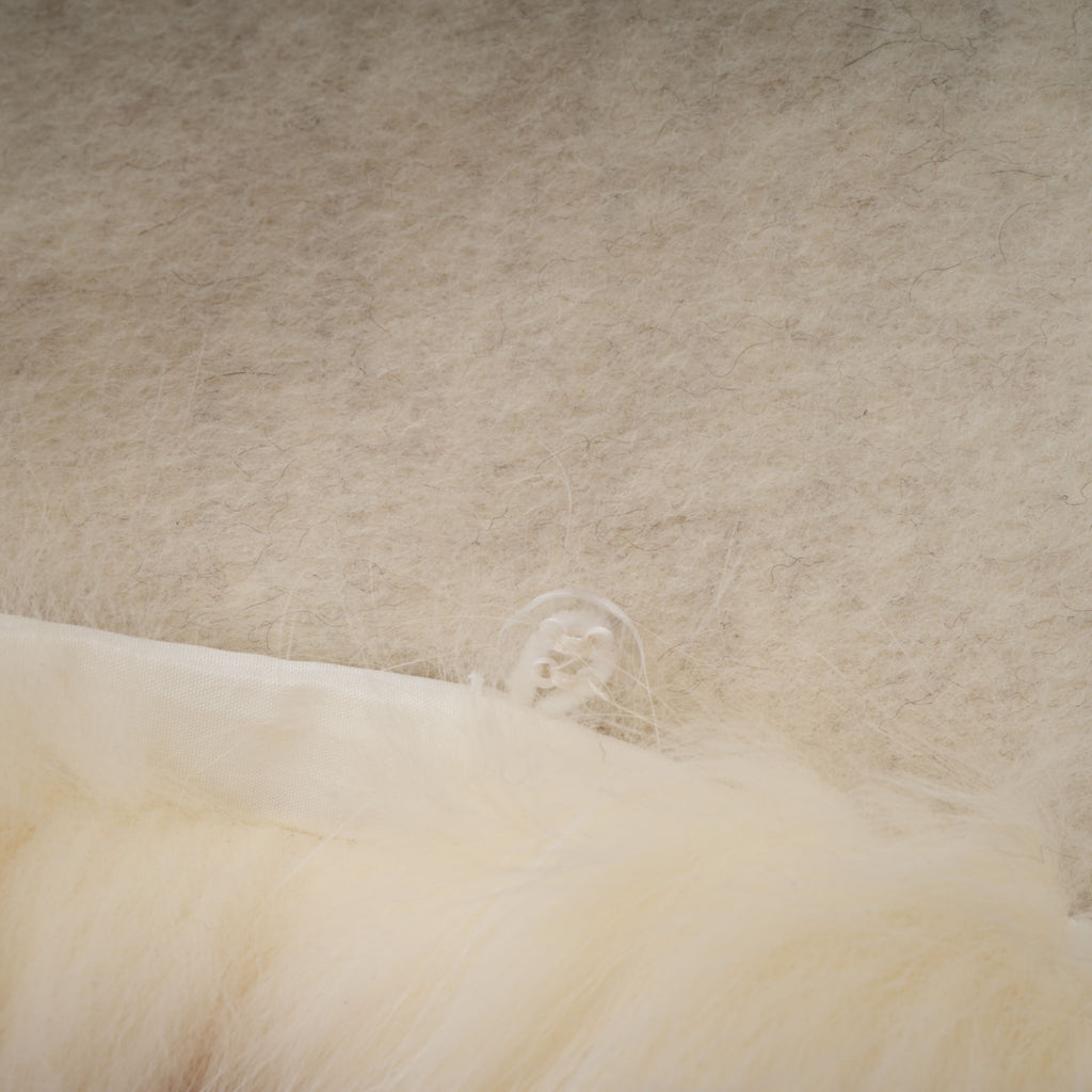Abrigo blanco con cinturón y borde de piel de la marca Bridal, con cierre y detalles elegantes visible en la imagen.