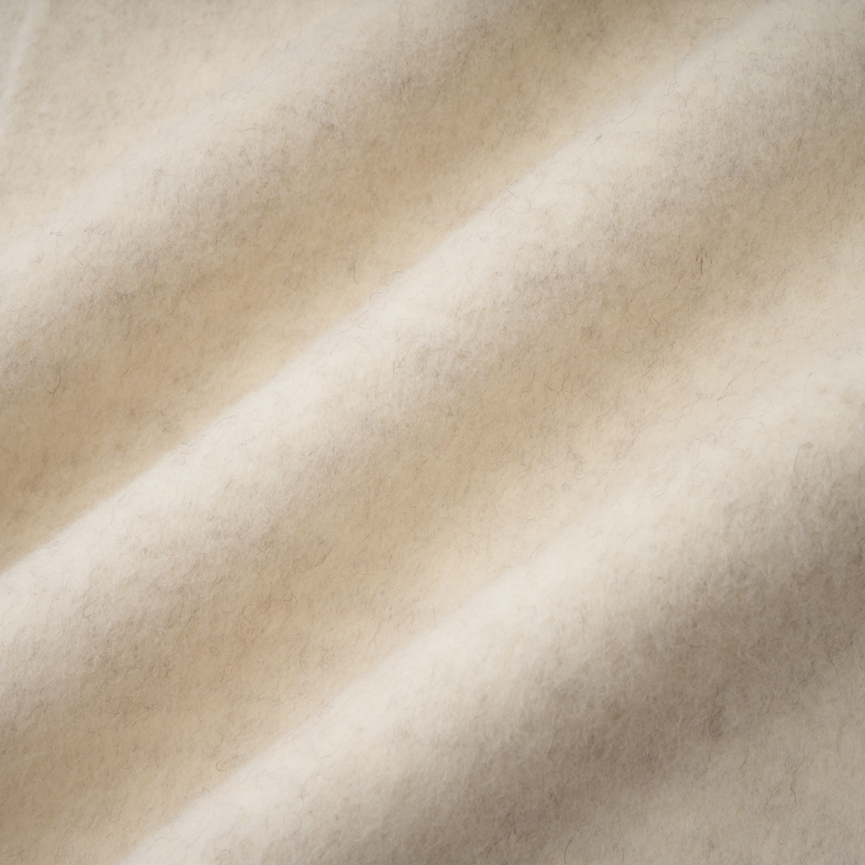 Abrigo blanco con cinturón y ribete de piel de la marca Bridal, con cierre y diseño elegante.