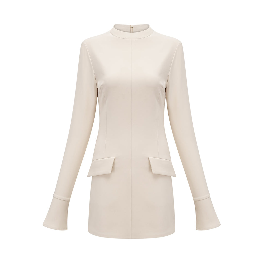 Vestido mini ajustado en color crema de Chloé, diseño elegante y moderno, con detalles de tirantes finos y silueta ceñida.