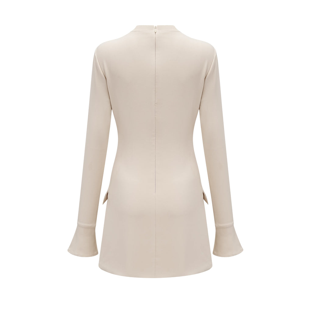 Vestido mini ajustado en color crema de Chloé, con diseño ceñido y elegante, mostrado en la imagen.