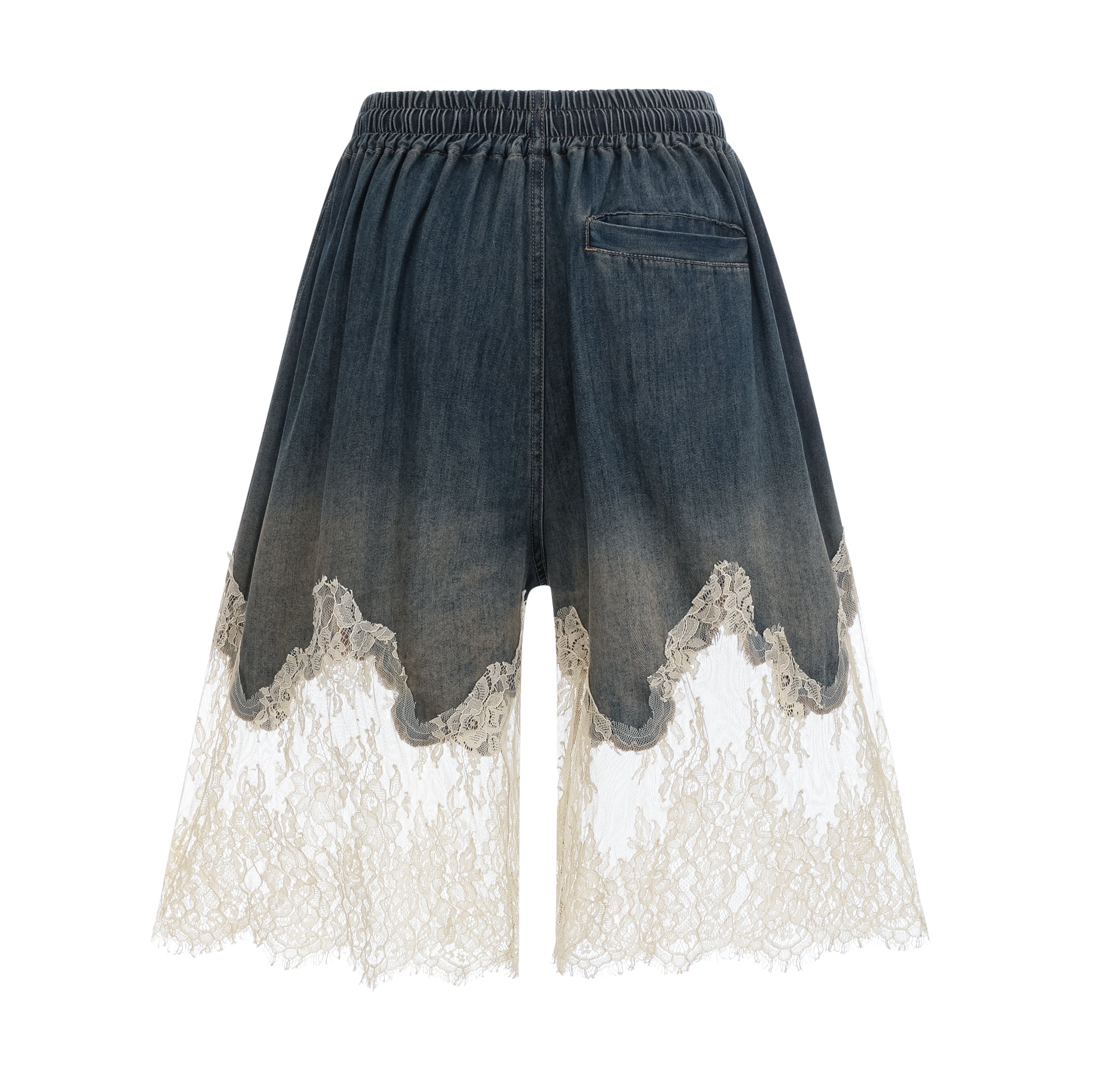 Conjunto de mezclilla con detalles de encaje Sylvie, top y shorts a juego, en color azul, en vista frontal.