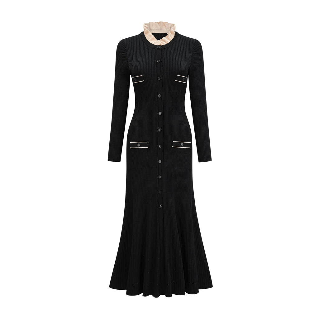 Vestido midi negro Nadège de punto con cuello con volantes, diseño ajustado y elegante, en una imagen del producto.