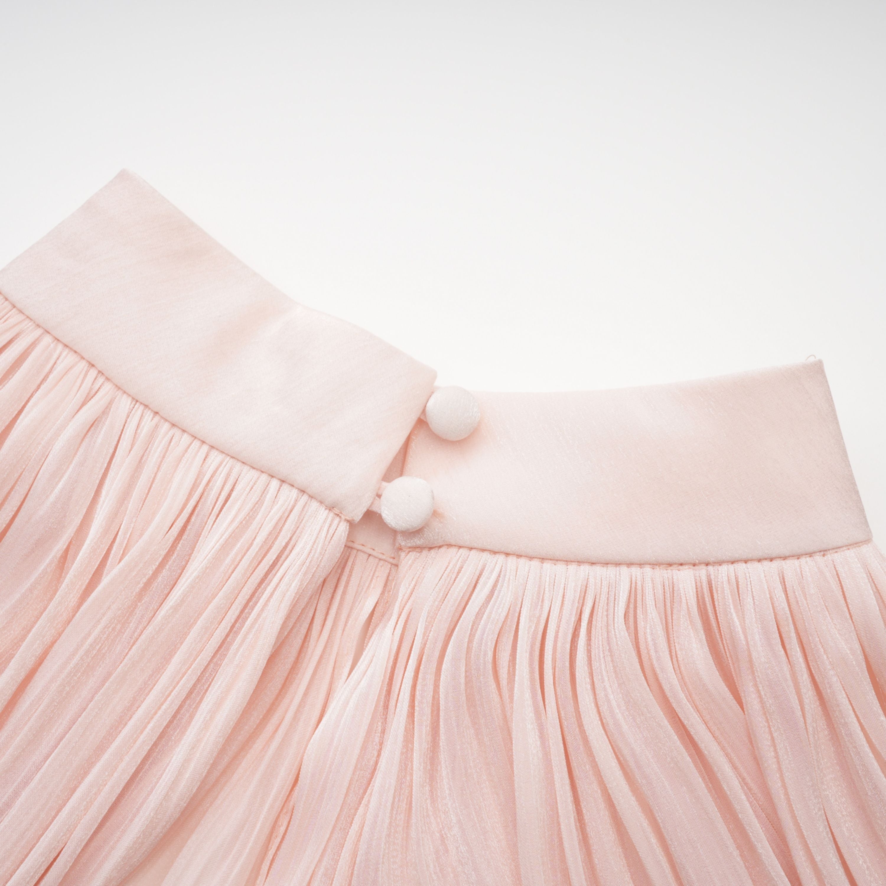 Conjunto de vestido y capa rosa brillante de Bridal, mostrando el vestido elegante con detalles en tela glossy y capa a juego.