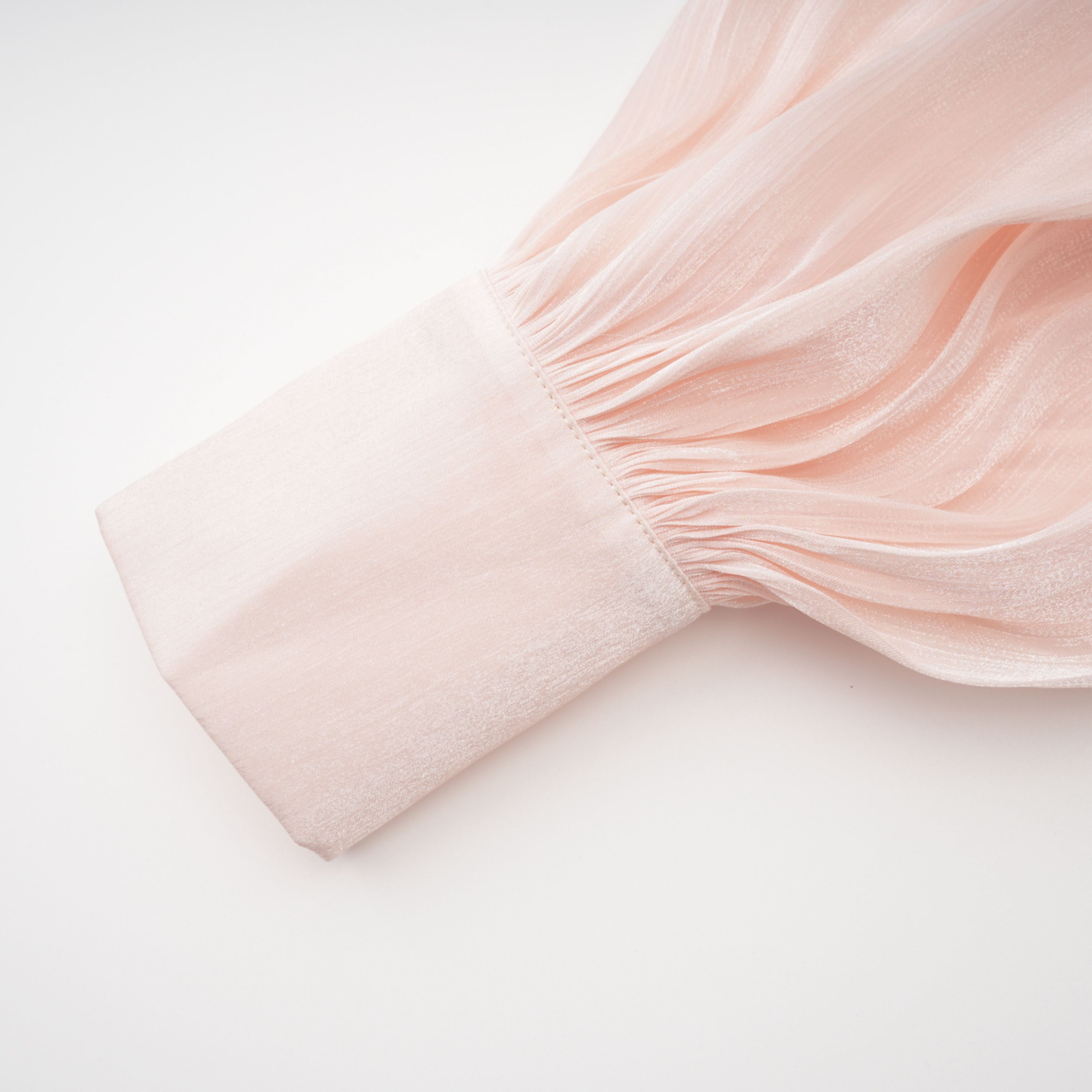 Conjunto de vestido y capa rosa brillante Bridal Bernice, con detalles elegantes y acabado glossy en la imagen.