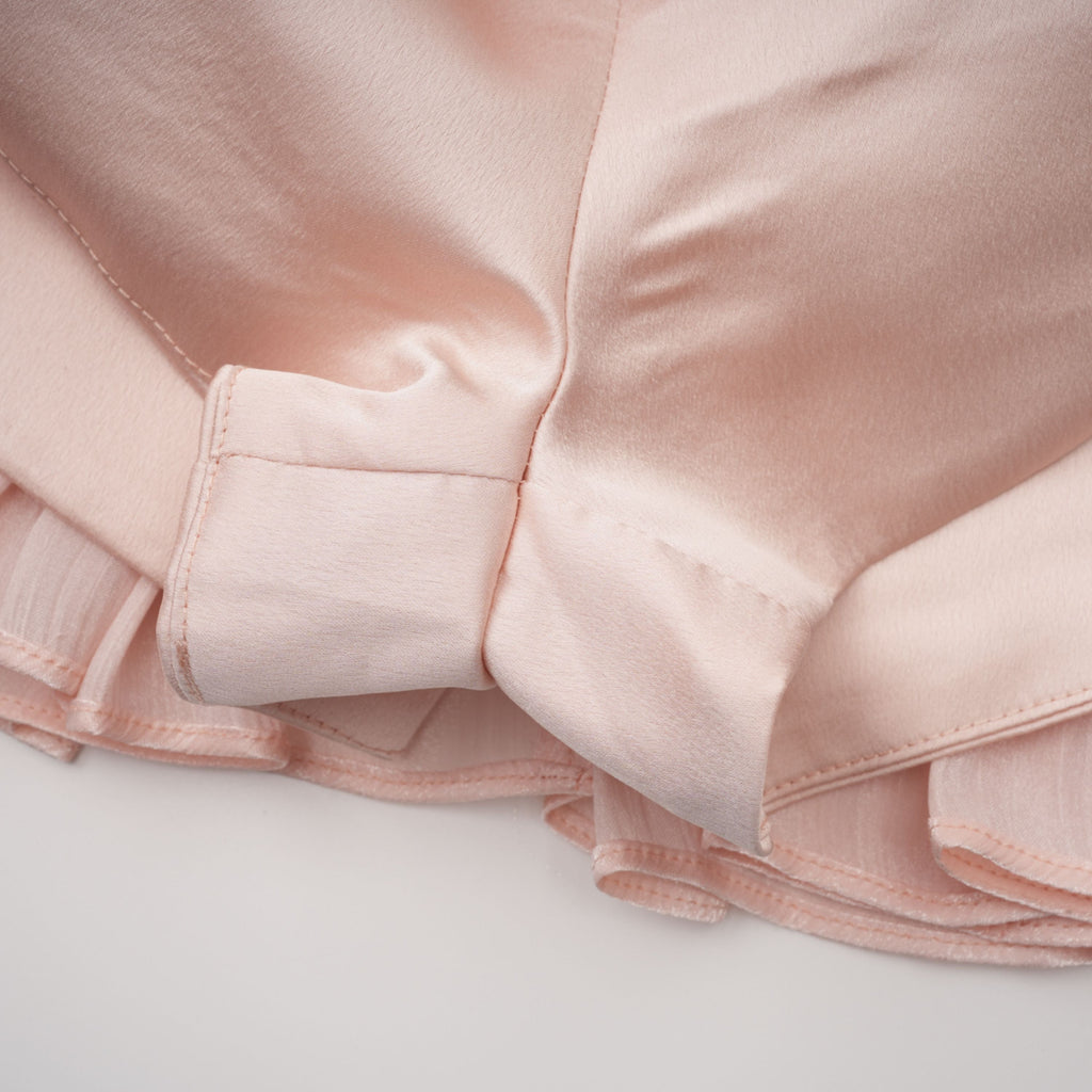 Conjunto de capa y vestido rosa brillante Bridal Bernice, con detalles elegantes y acabado glossy en un estilo sofisticado.