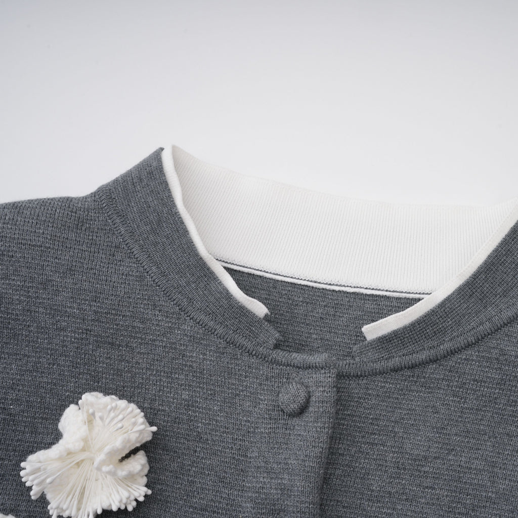 Suéter gris Lisette 3D Petal Knit de Final Sale, cardigan de punto con detalles en relieve y botones frontales.
