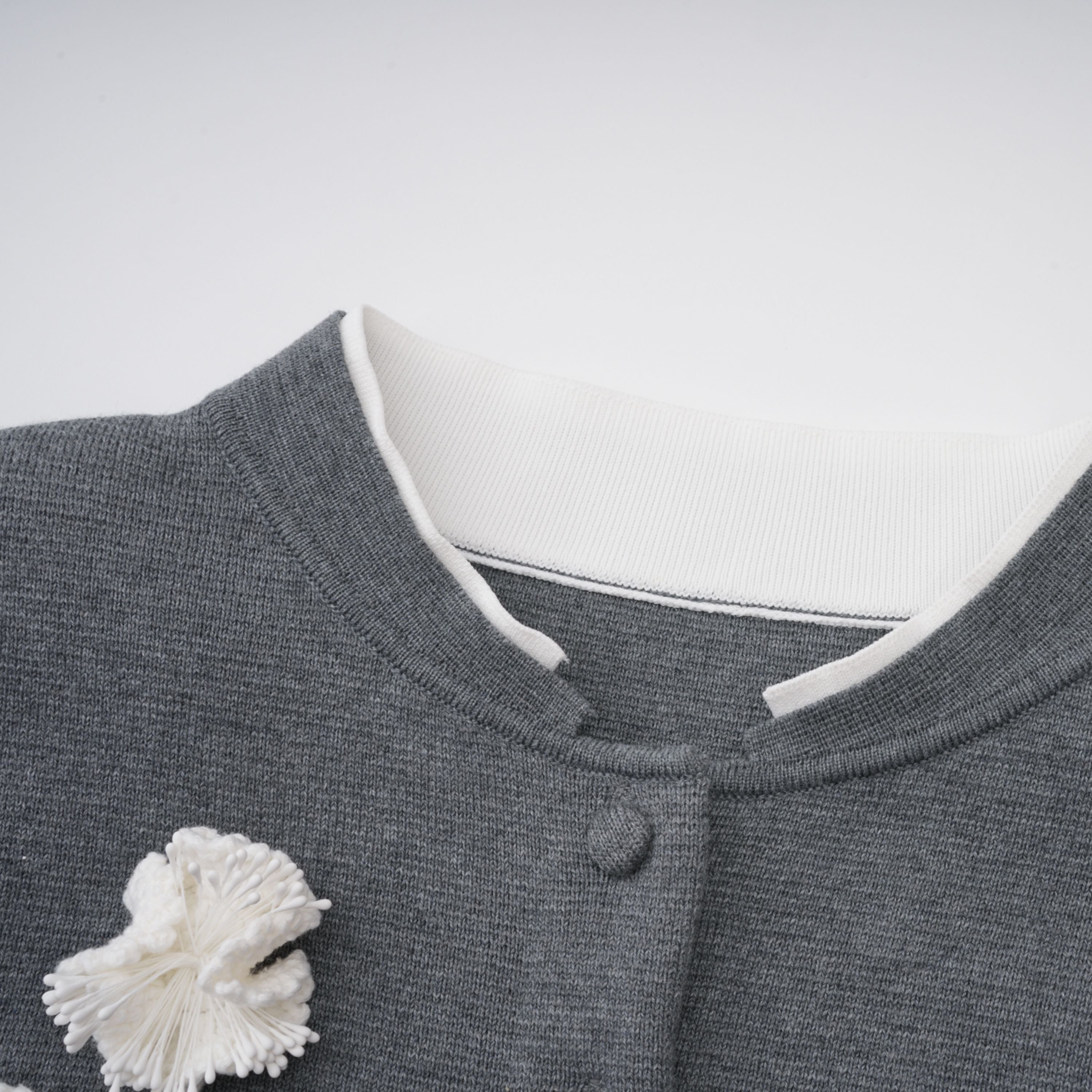 Suéter gris Lisette 3D Petal Knit de Final Sale, cardigan de punto con detalles en relieve y botones frontales.