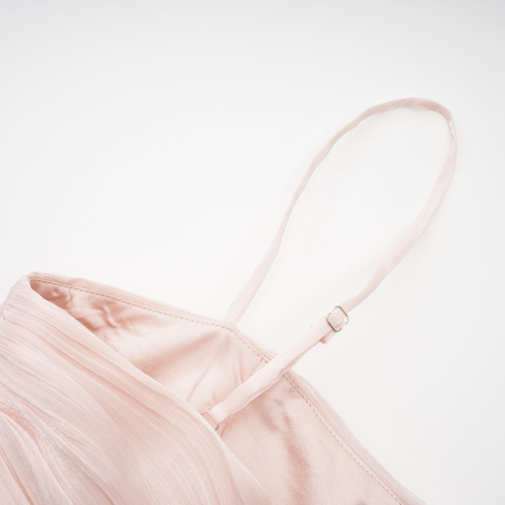 Conjunto de capa y vestido rosa brillante Bridal Bernice, elegante y sofisticado, visible en la imagen con detalles lucidos.