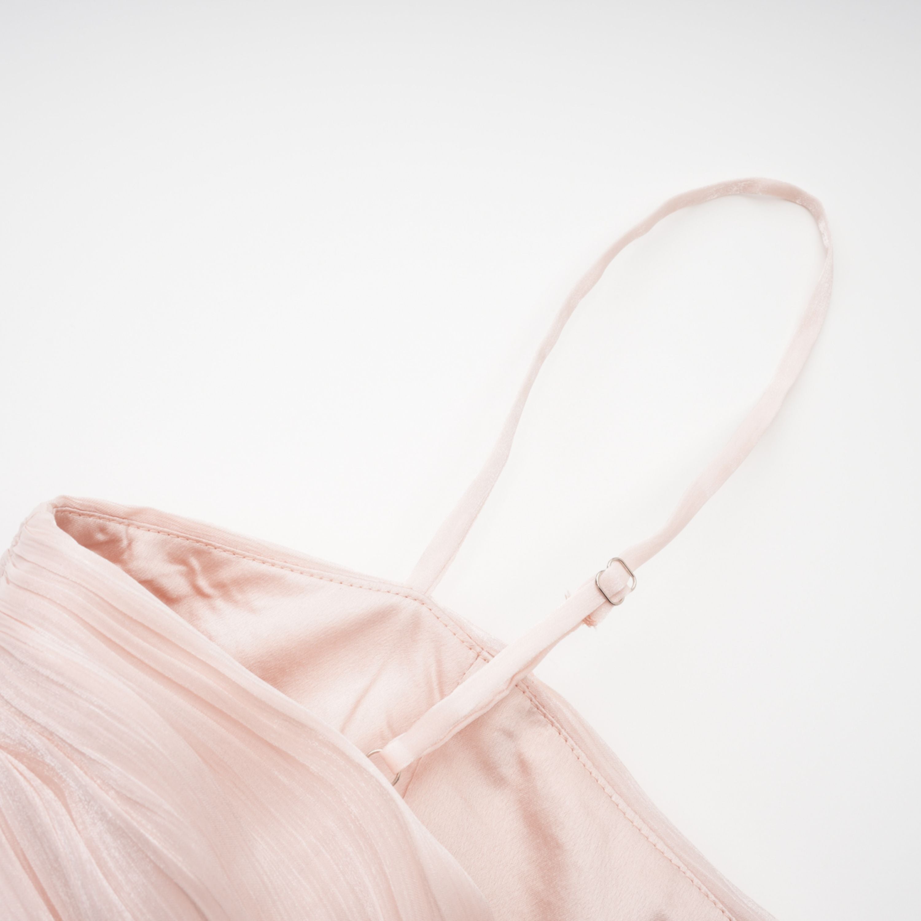 Conjunto de capa y vestido rosa brillante Bridal Bernice, elegante y sofisticado, visible en la imagen con detalles lucidos.