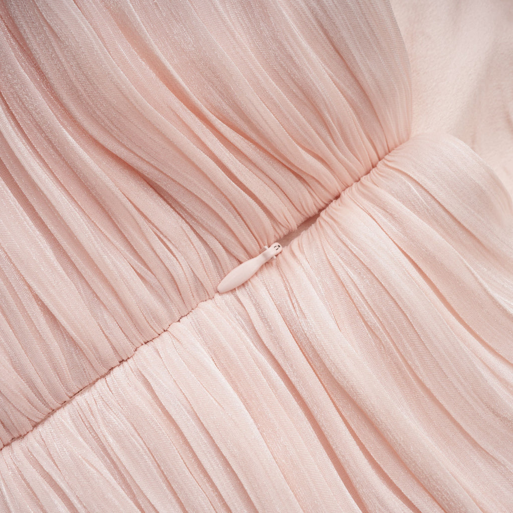 Conjunto de vestido y capa brillante rosa para novia Bridal, con detalles elegantes y acabado glossy en la imagen.