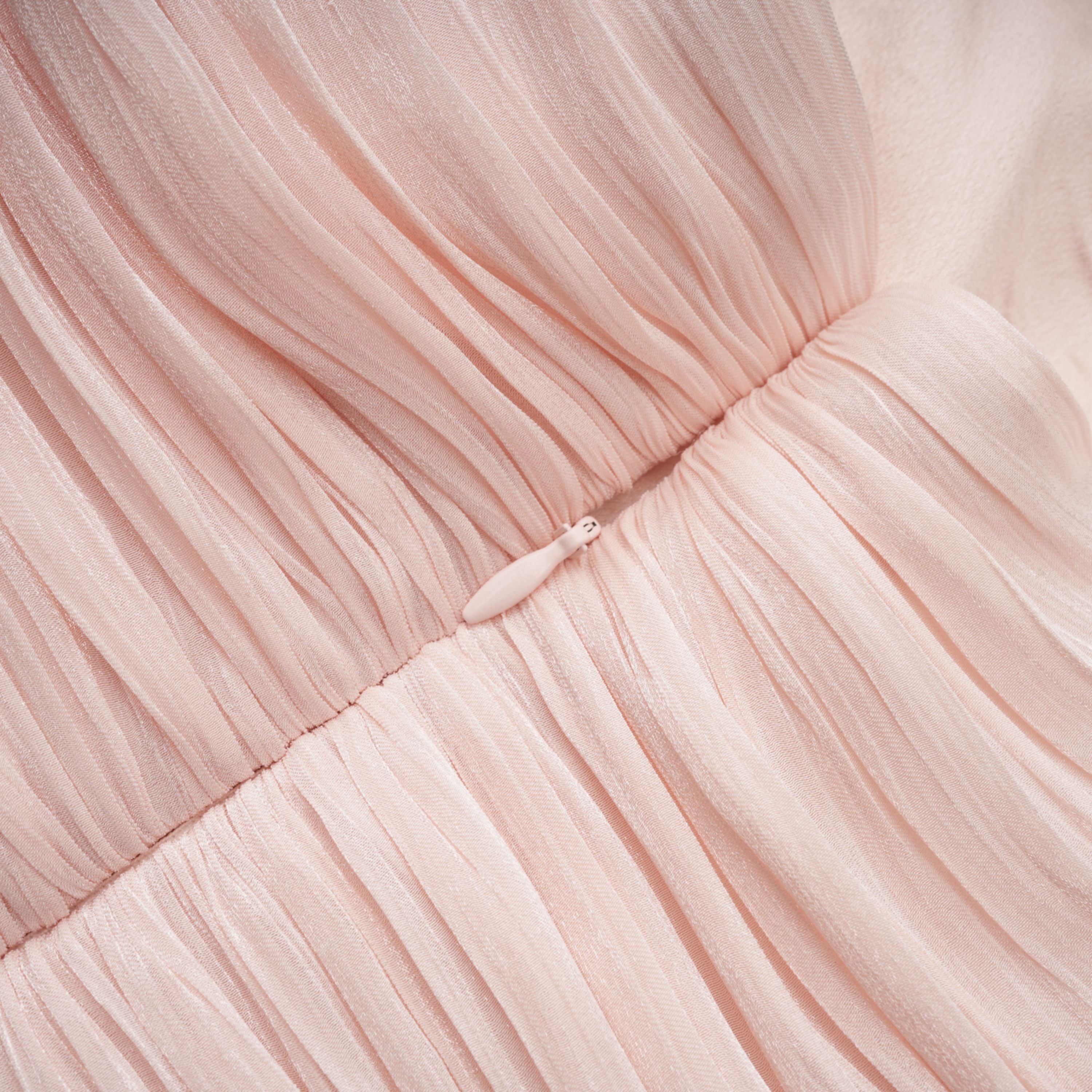 Conjunto de vestido y capa brillante rosa para novia Bridal, con detalles elegantes y acabado glossy en la imagen.