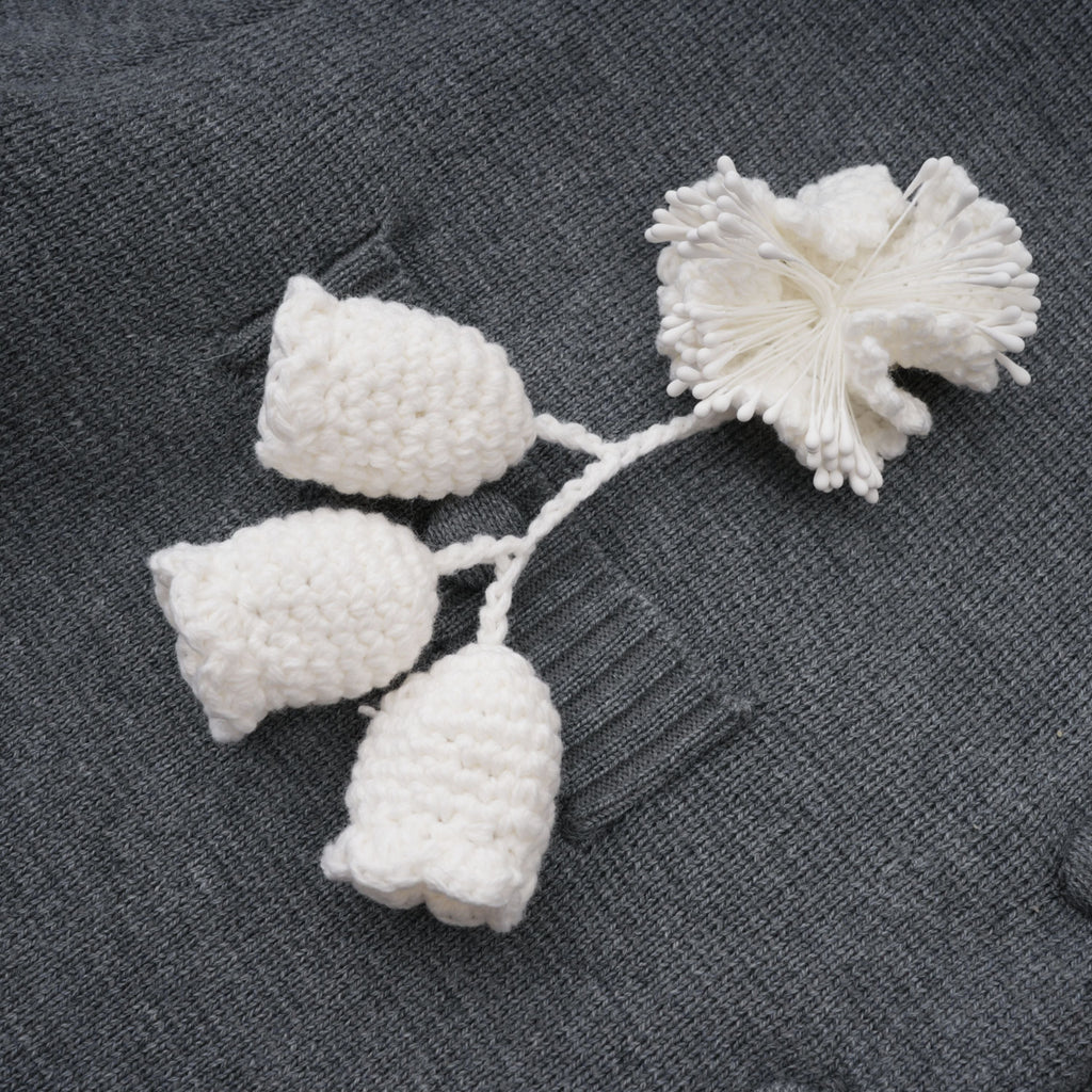 Cárdigan gris Lisette 3D Petal Knit de Final Sale, tejido con diseño de pétalos en la parte superior, estilo acolchado y cómodo.