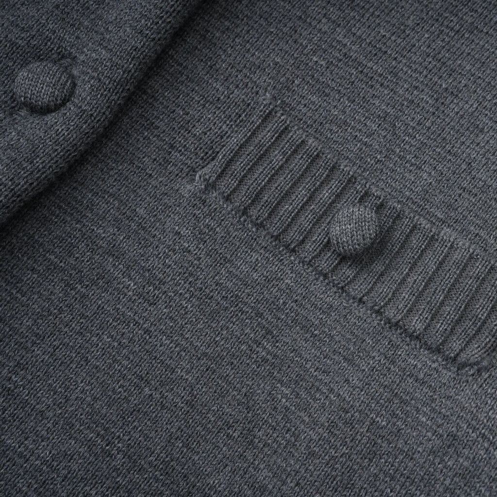 Suéter gris Lisette 3D Petal Knit para mascotas, tejido suave y cómodo con diseño en relieve.