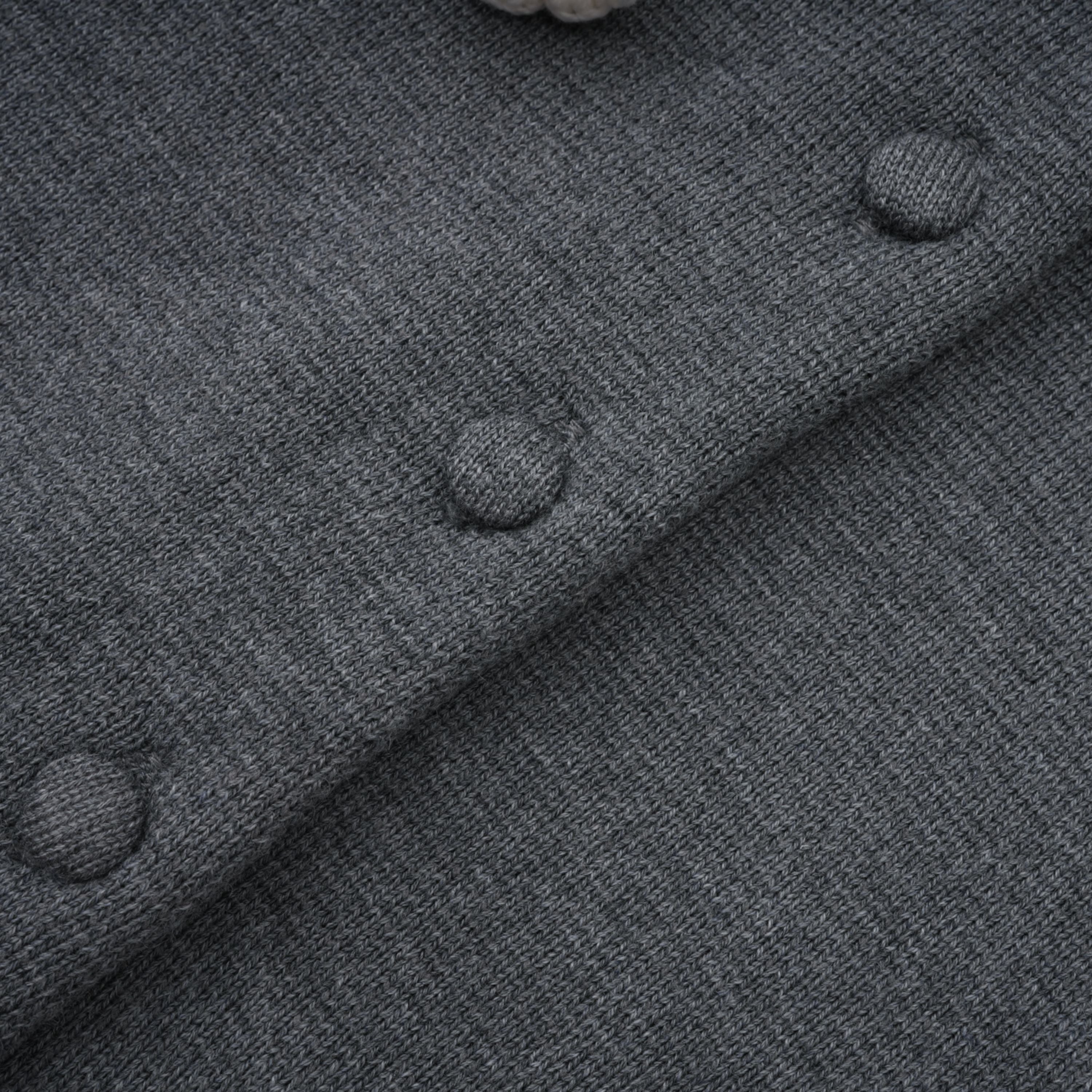 Cardigan gris Lisette 3D Petal Knit de Final Sale, tejido suave con diseño de flores en relieve, para mujer.