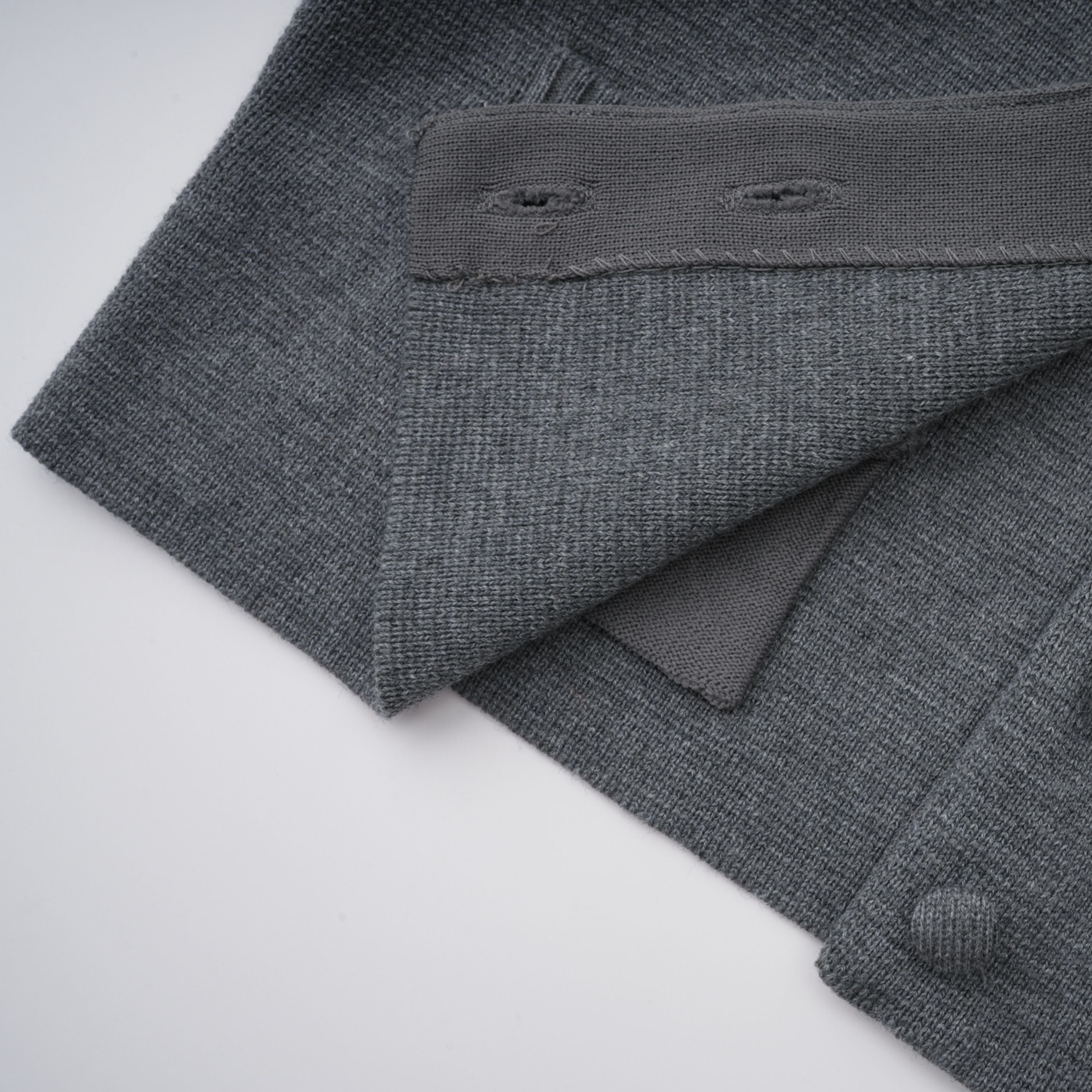 Suéter gris Lisette 3D Petal Knit para mascotas, tejido cómodo y con diseño en relieve, ideal para mascotas elegantes y modernas.