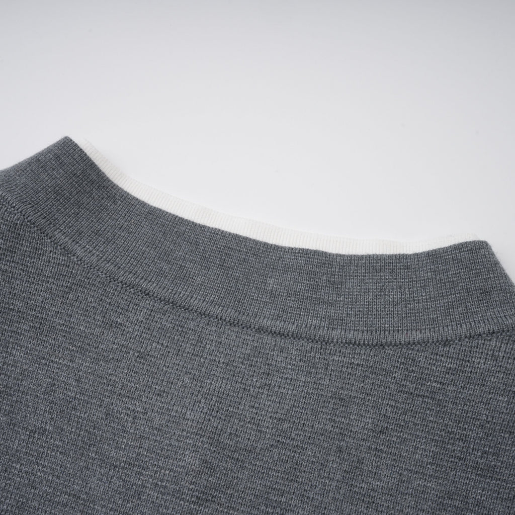 Cardigan gris Lisette 3D Petal Knit de Final Sale, con diseño de pétalos en tejido suave y cómodo.