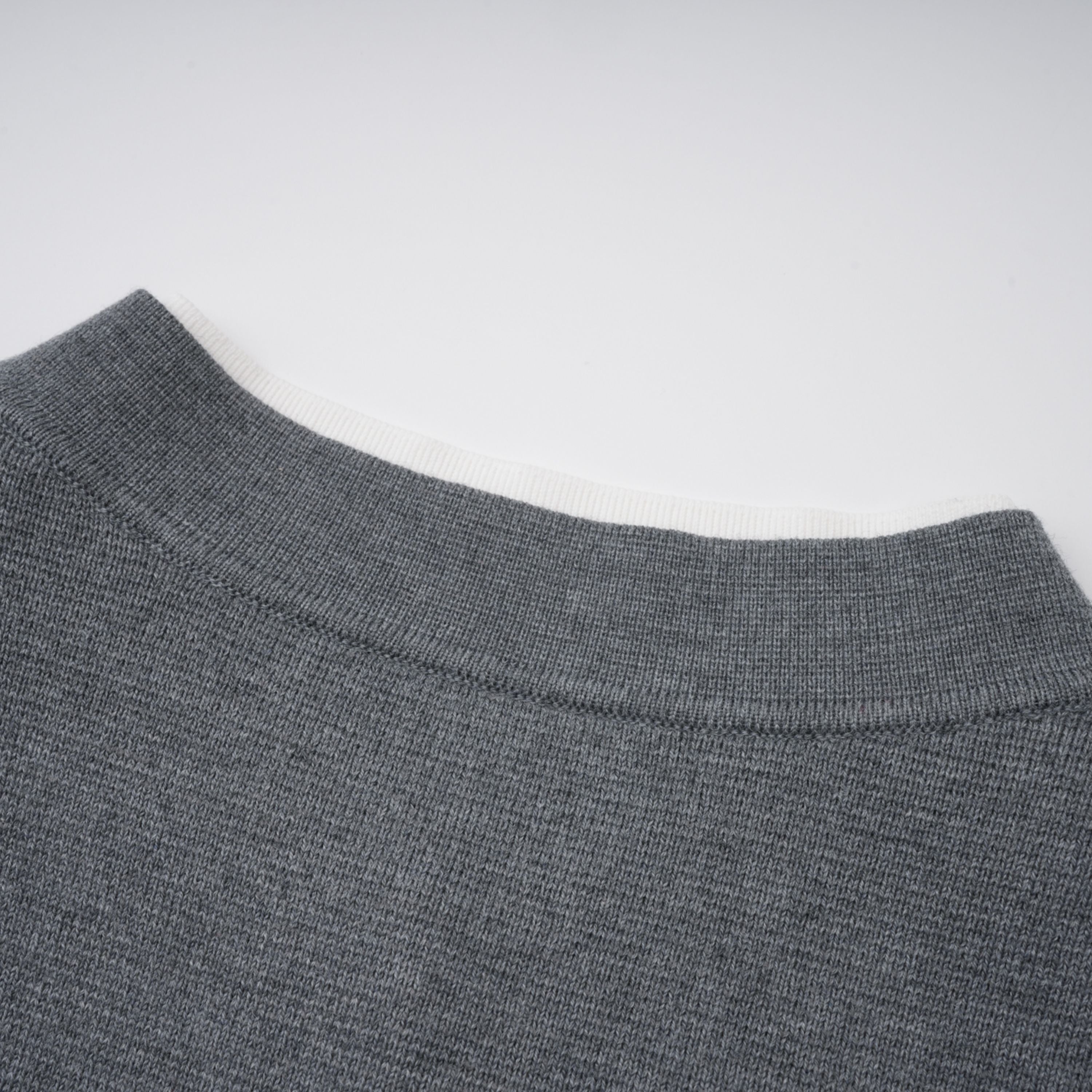 Cardigan gris Lisette 3D Petal Knit de Final Sale, con diseño de pétalos en tejido suave y cómodo.