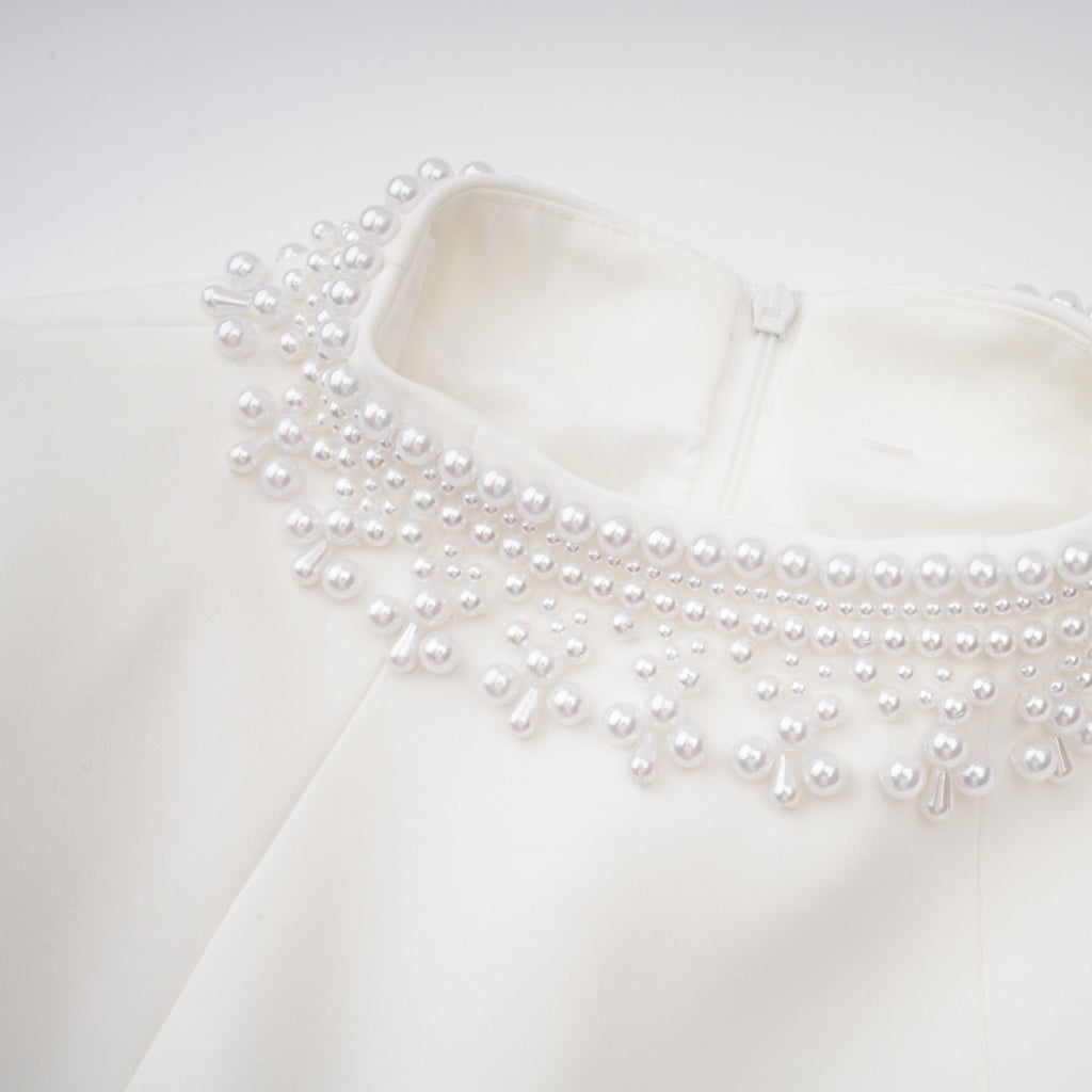 Vestido mini blanco con perlas falsas y escote en V, diseñado por Final Sale, para ocasiones elegantes y sofisticadas.