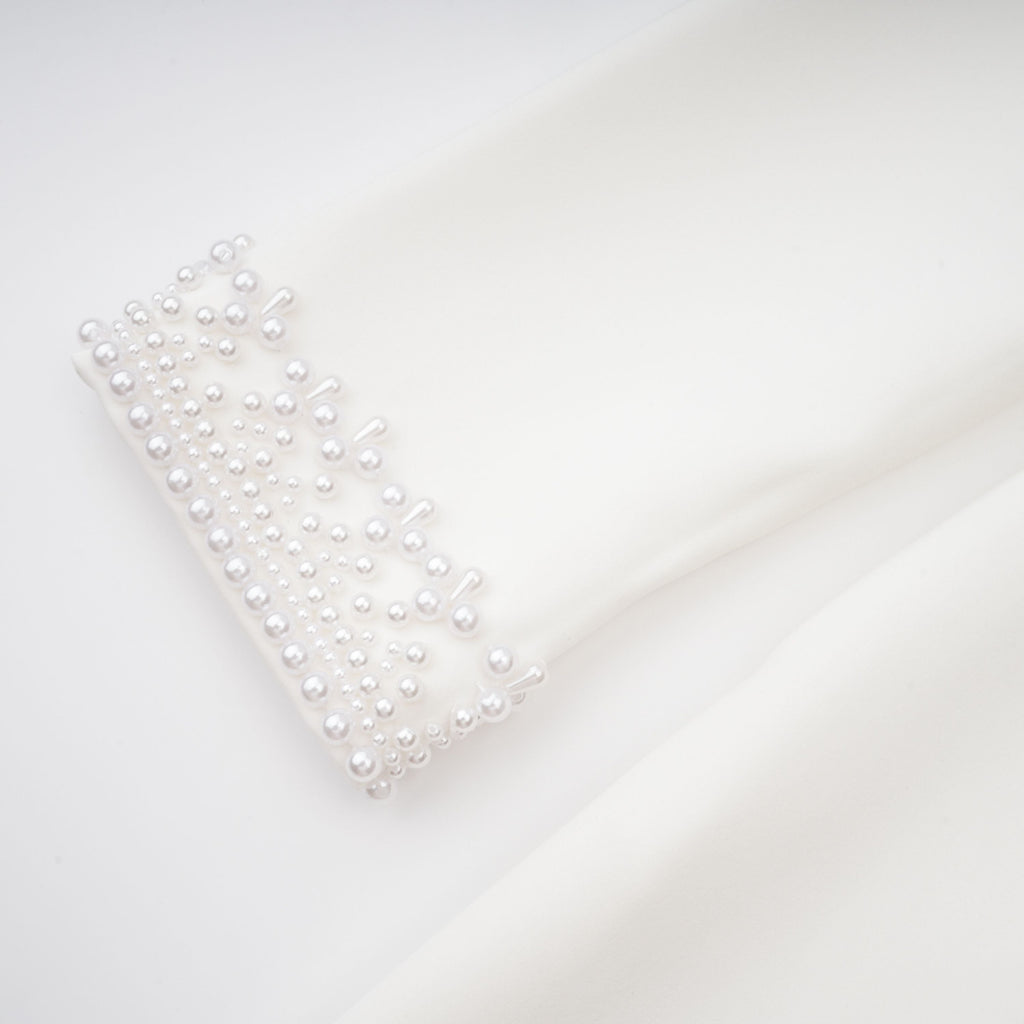 Vestido mini blanco con perlas falsas Bernadette de Final Sale, elegante y ajustado, con detalles brillantes y estilo moderno.