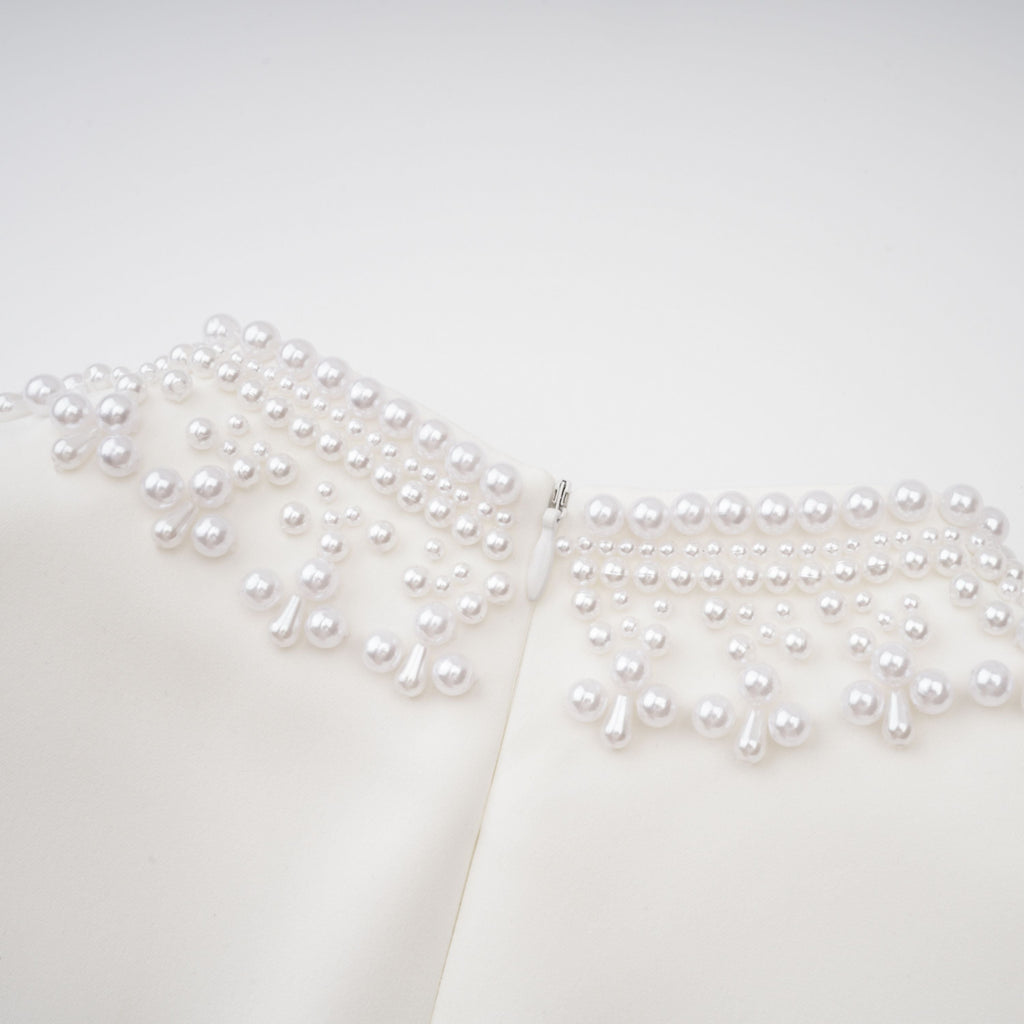 Vestido mini blanco con perlas falsas Bernadette de Final Sale, con detalles elegantes y estilo moderno.