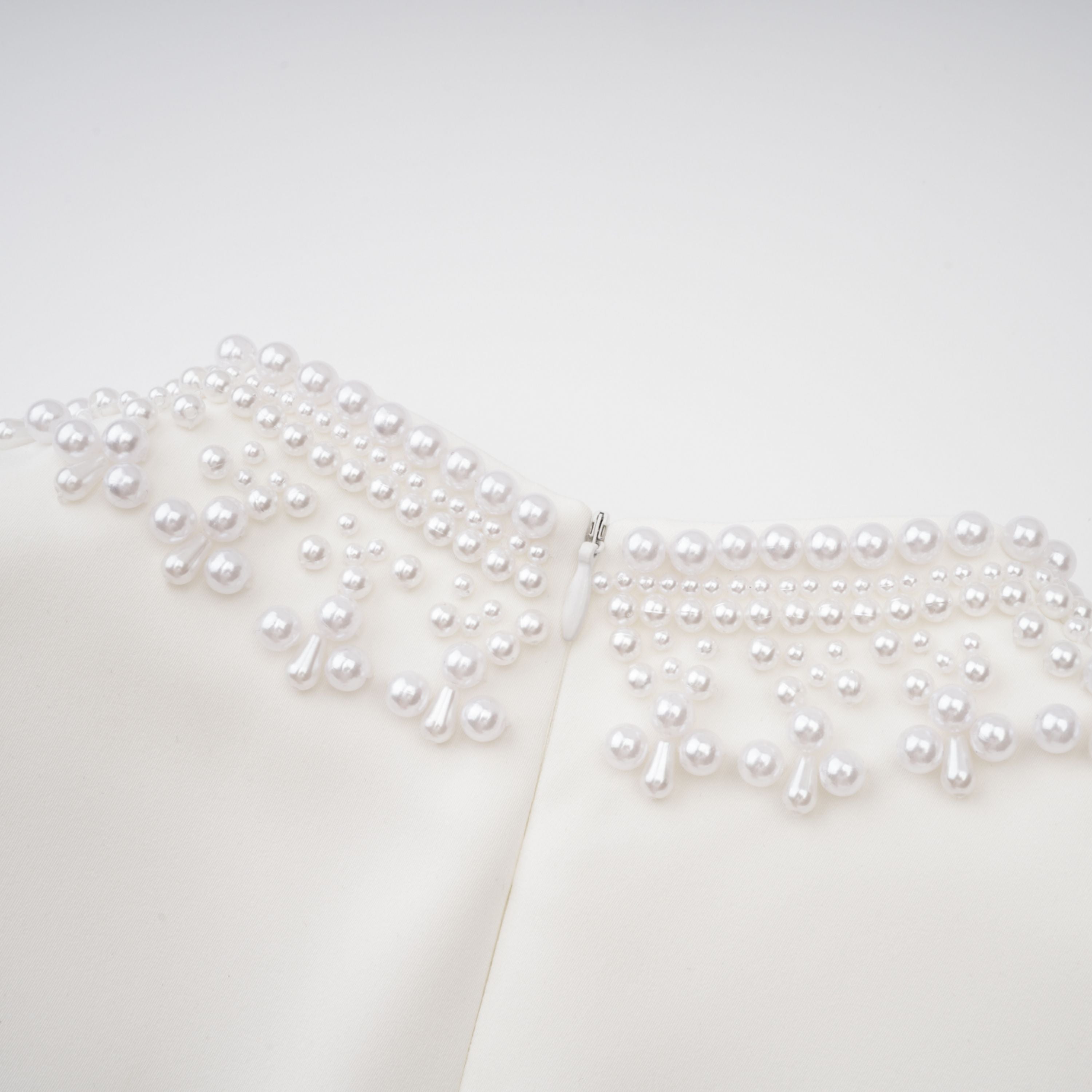 Vestido mini blanco con perlas falsas Bernadette de Final Sale, con detalles elegantes y estilo moderno.
