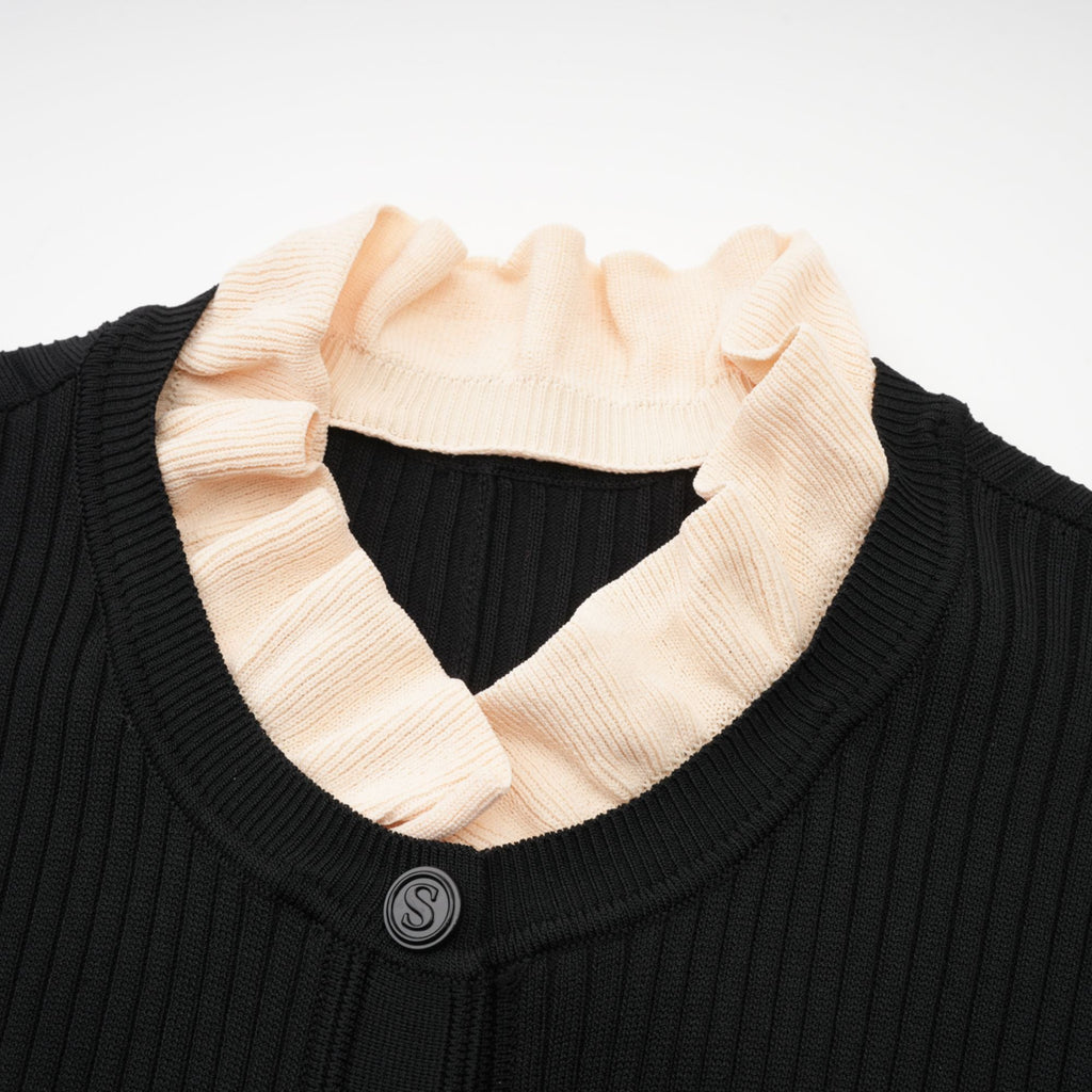 Vestido midi negro de punto con cuello con volantines de la marca Final Sale, estilo elegante y moderno.