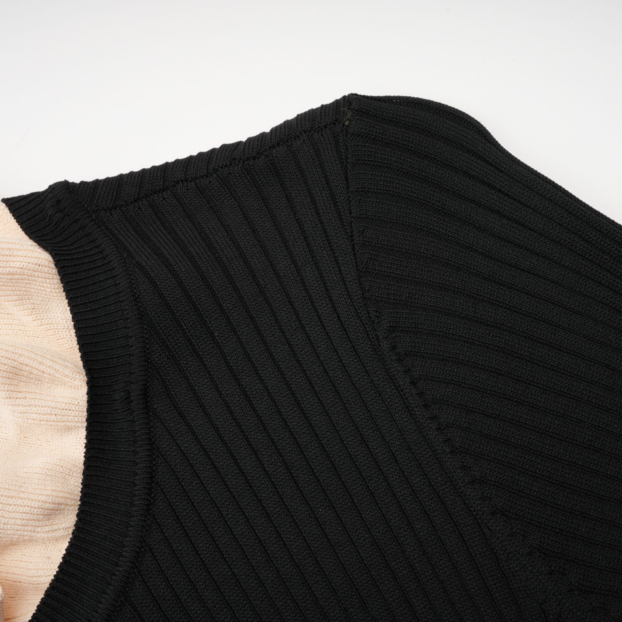 Vestido midi negro de punto Nadège con cuello fruncido, estilo elegante y femenino, en una imagen que muestra el diseño completo.