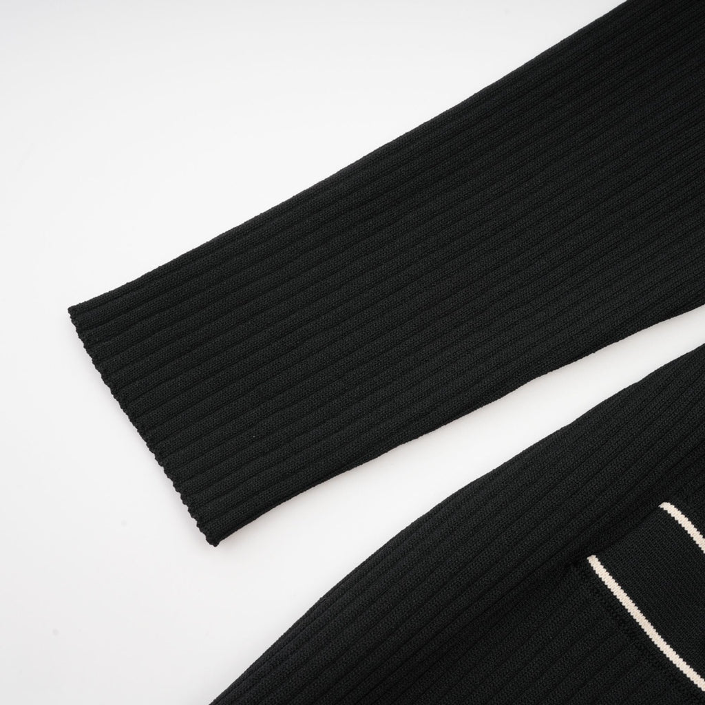 Vestido midi negro de punto Nadège con cuello con vuelo, ajuste ajustado y detalles ruffled, perfecto para ocasiones elegantes.
