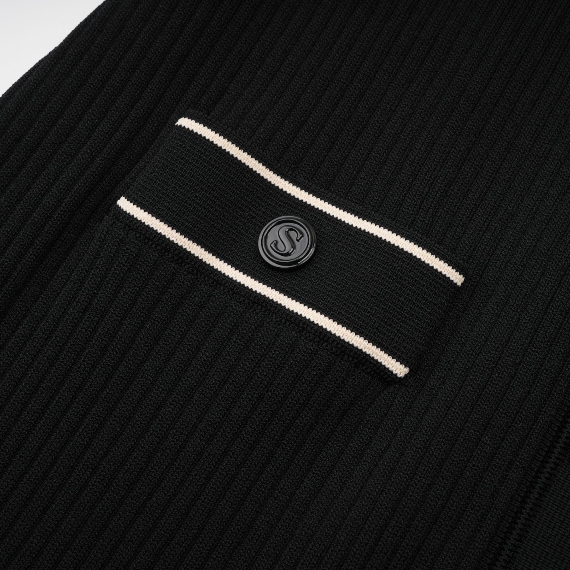 Vestido midi negro de punto con cuello fruncido de la marca Final Sale, con detalles de volantes en el cuello.