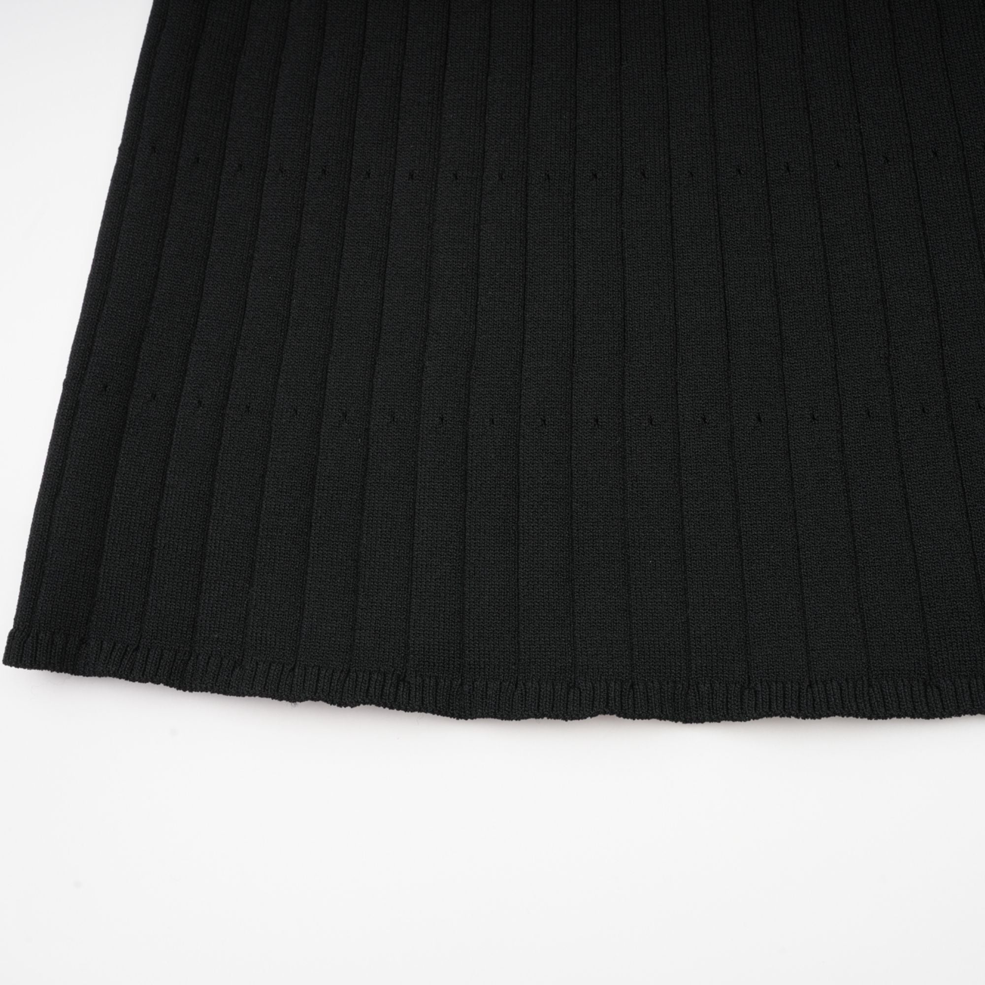 Vestido midi negro de punto con cuello fruncido de la marca Final Sale, diseñado por Nadège, con detalles en la parte superior.