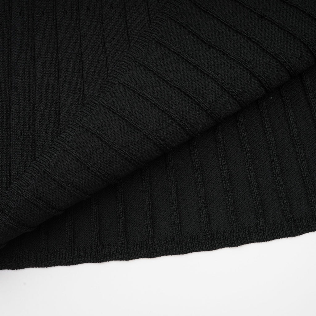 Vestido midi negro de punto con cuello fruncido de la marca Final Sale, con detalles ruffled en el cuello.
