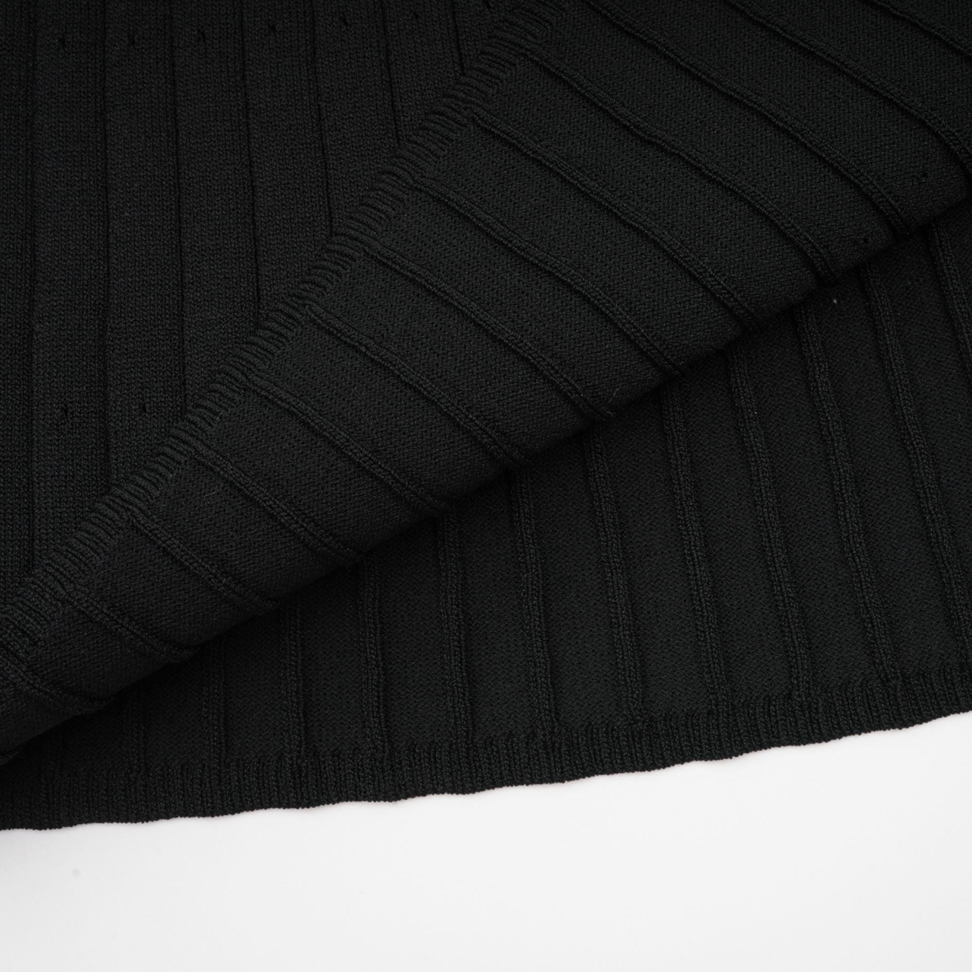 Vestido midi negro de punto con cuello fruncido de la marca Final Sale, con detalles ruffled en el cuello.