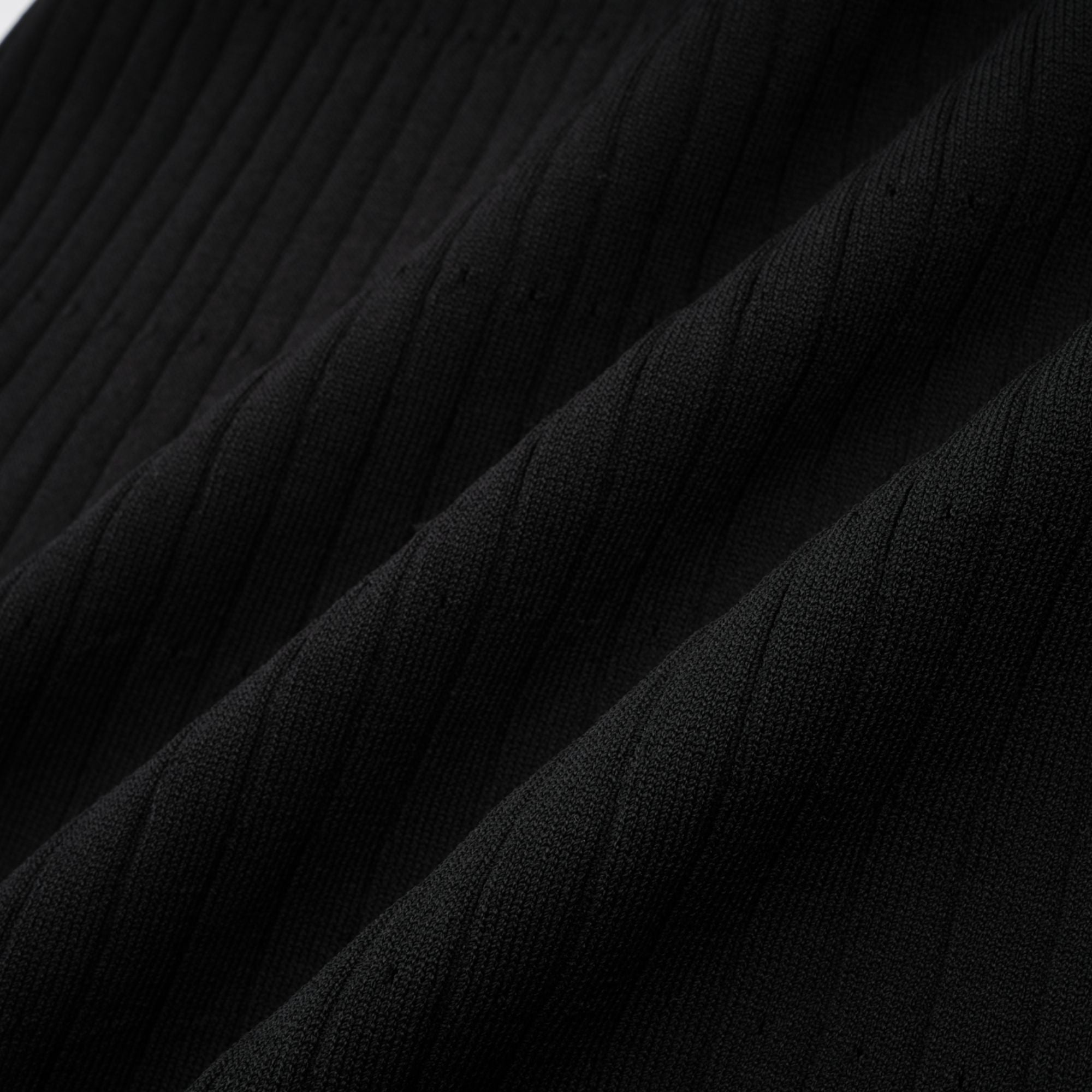 Vestido midi negro de punto con cuello ruffle de la marca Final Sale, mostrando el diseño de manga larga y detalle en el cuello.