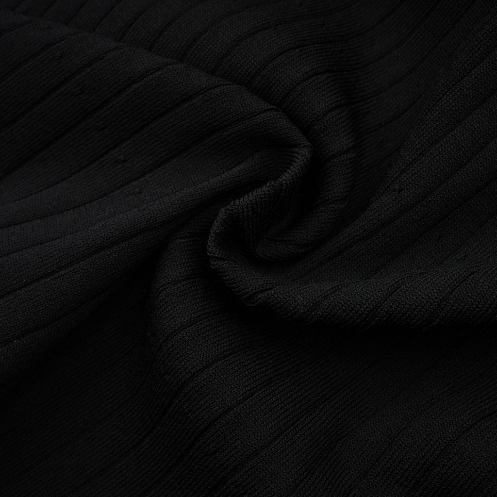 Vestido midi de punto negro Nadège con cuello fruncido, estilo elegante y moderno, en la imagen se muestra el vestido completo.
