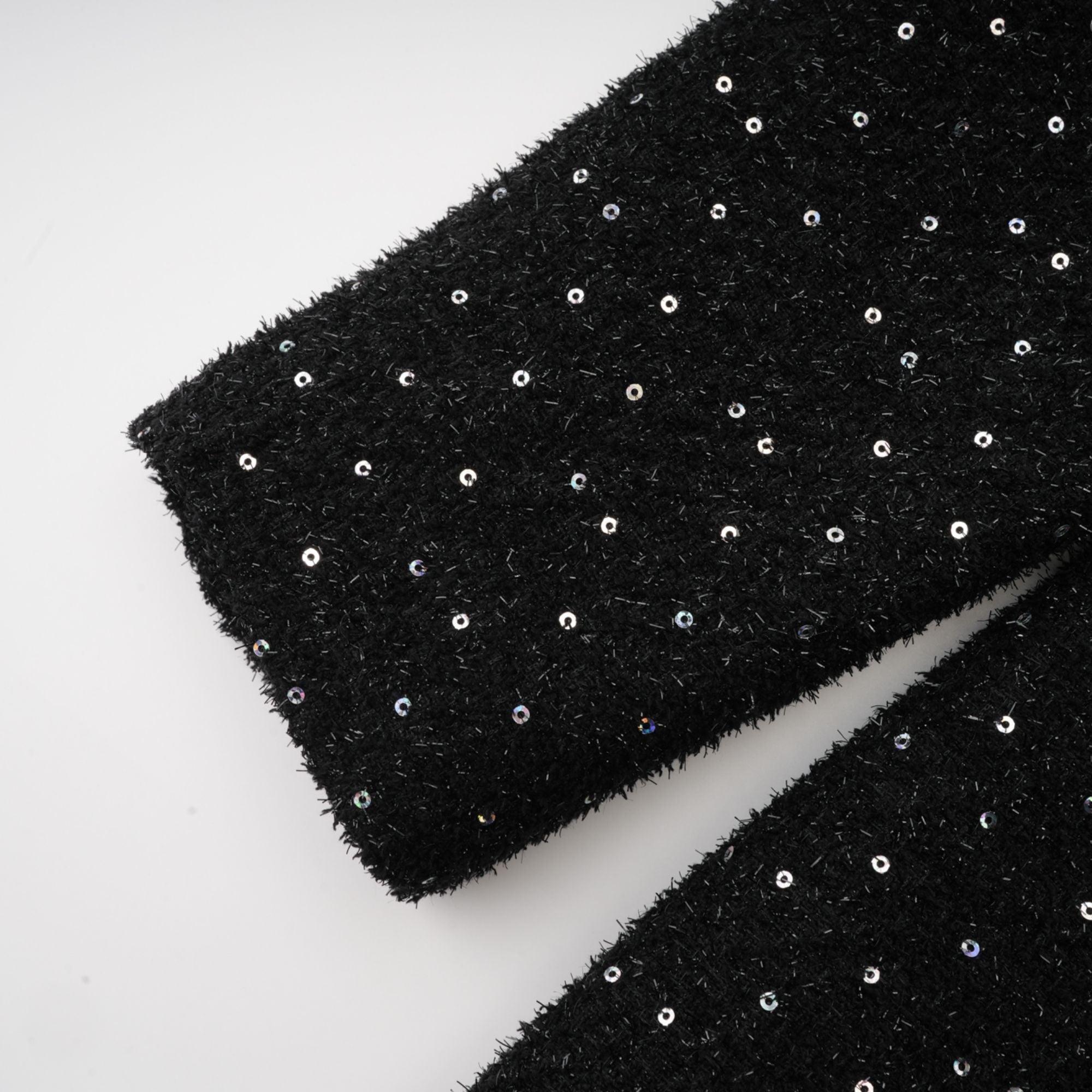 Vestido mini de tweed con perlas falsas Éléonore de Final Sale, muestra el diseño con detalles elegantes y textura de tela.