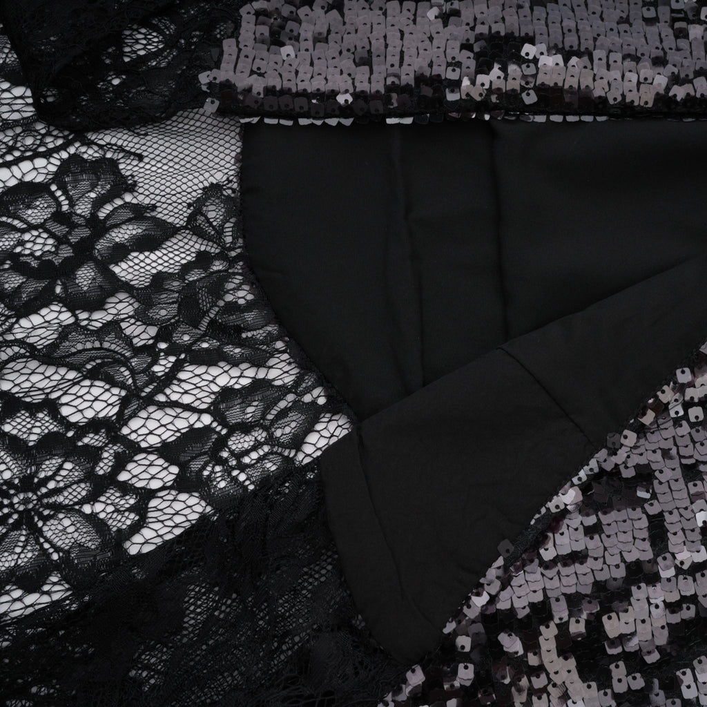 Vestido largo negro de encaje y lentejuelas Ava, con paneles de encaje y diseño elegante, para ocasiones especiales.