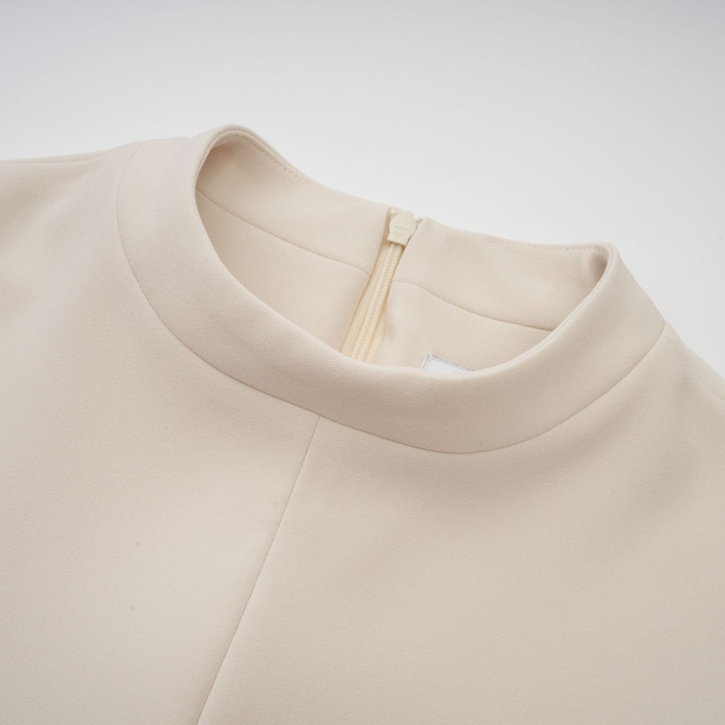 Vestido mini ajustado de color crema de la marca Final Sale, con diseño elegante y corte ceñido en la parte superior.